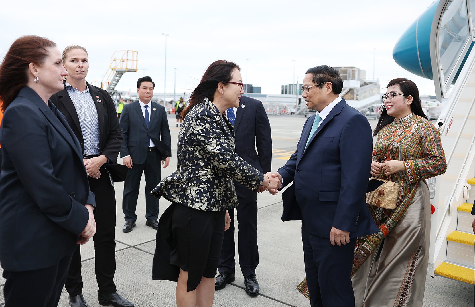 Thủ tướng Chính phủ Phạm Minh Chính và Phu nhân Lê Thị Bích Trân, cùng đoàn đại biểu cấp cao Việt Nam đã tới sân bay Auckland, để thăm chính thức New Zealand từ ngày 10 đến ngày 11/3 theo lời mời của Thủ tướng New Zealand Christopher Luxon - Ảnh: VGP/Nhật Bắc