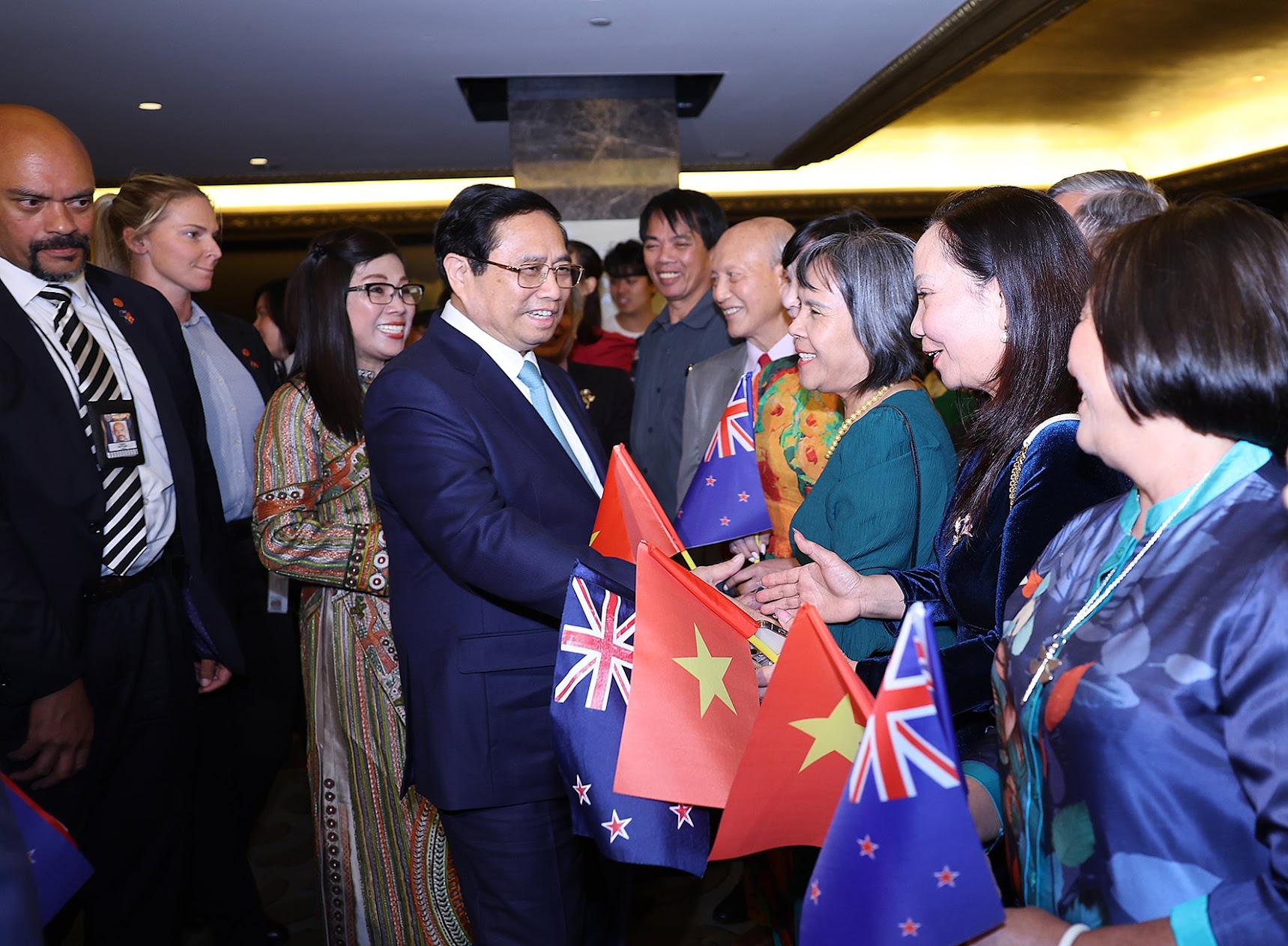 Cán bộ Đại sứ quán và kiều bào Việt Nam tại New Zealand nhiệt liệt chào đón Thủ tướng và Phu nhân Lê Thị Bích Trân, cùng đoàn đại biểu cấp cao Việt Nam - Ảnh: VGP/Nhật Bắc