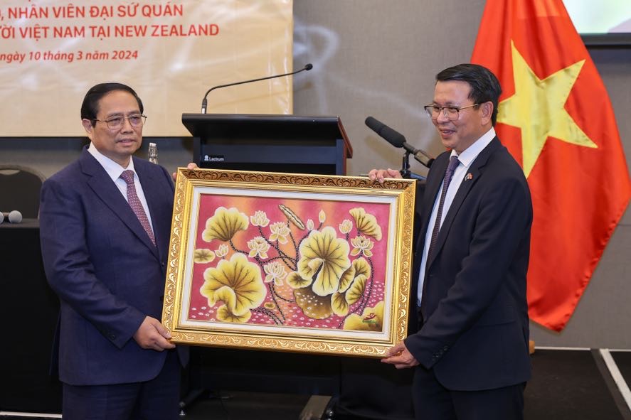 Thủ tướng tặng quà lưu niệm cho Đại sứ quán Việt Nam tại New Zeand - Ảnh: VGP/Nhật Bắc