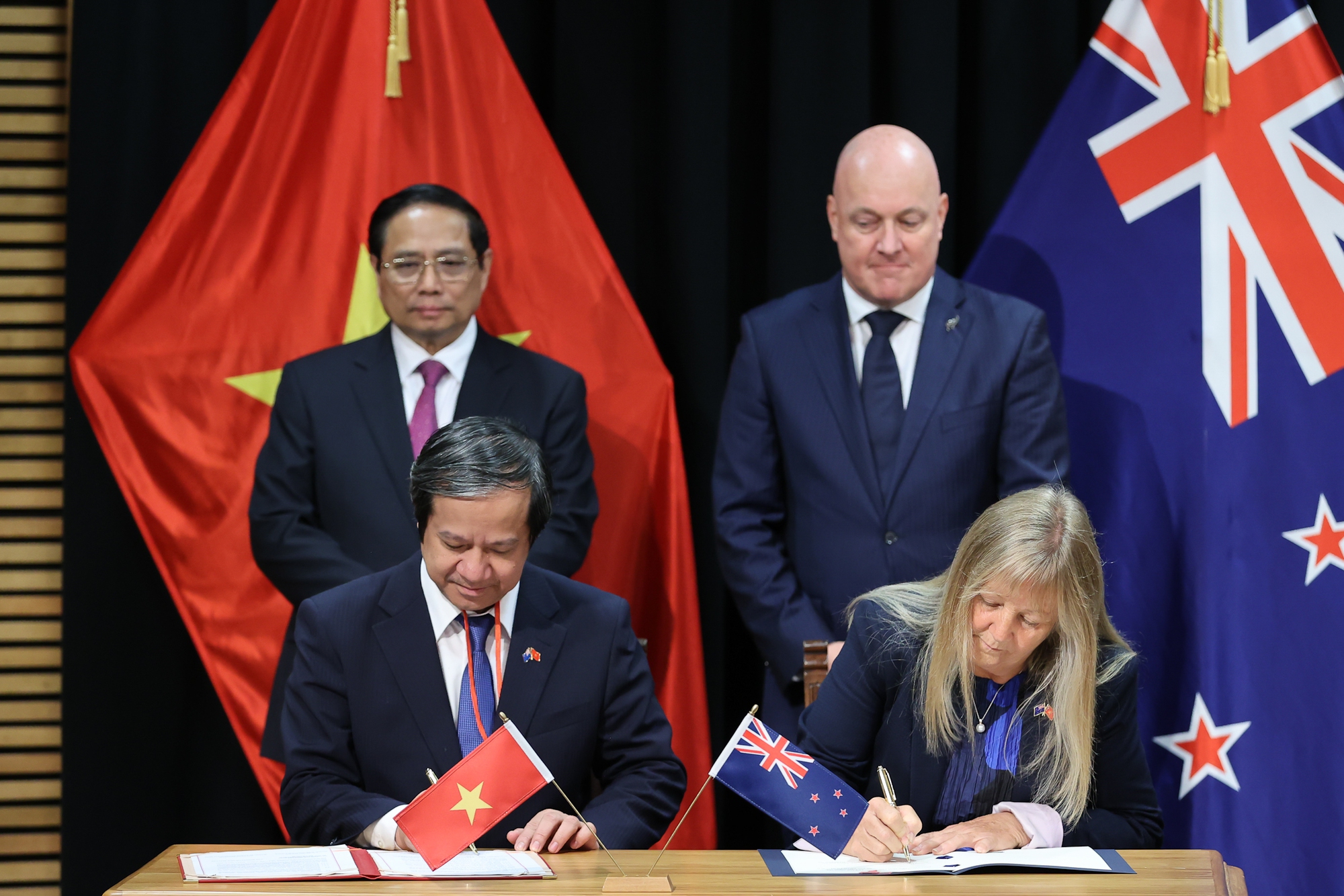 Hai Thủ tướng chứng kiến Bộ trưởng Bộ Giáo dục và Đào tạo Nguyễn Kim Sơn và bà Penny Simmonds, Bộ trưởng Bộ Giáo dục New Zealand ký kết Thỏa thuận hợp tác giáo dục - Ảnh: VGP/Nhật Bắc