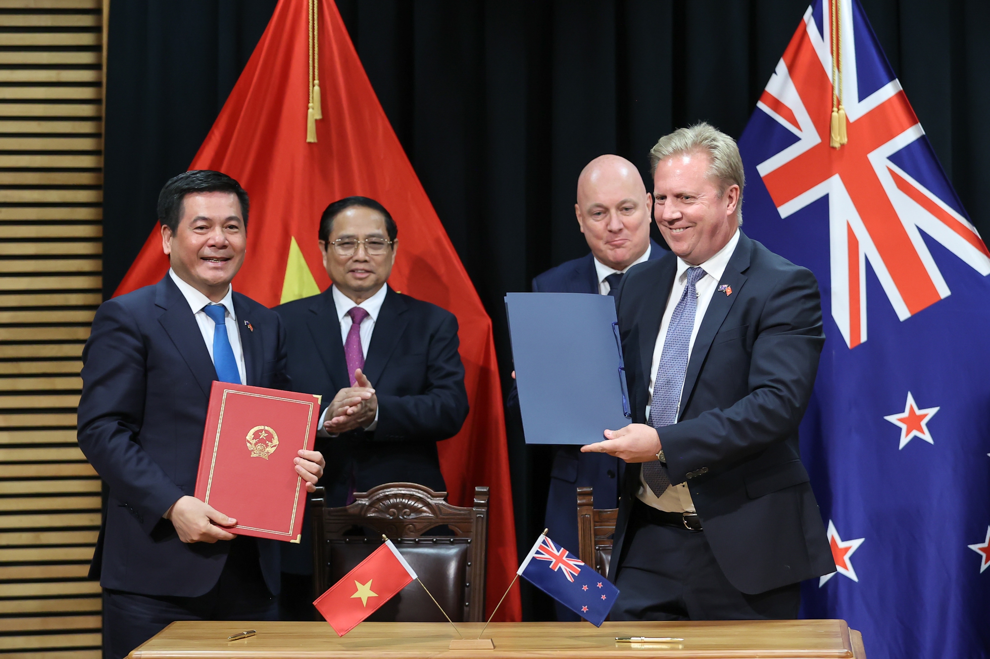 Bộ trưởng Bộ Công Thương Nguyễn Hồng Diên và Bộ trưởng Bộ Thương mại New Zealand Todd McClay ký kết Thỏa thuận giữa Bộ Công Thương Việt Nam và Bộ Ngoại giao và Thương mại New Zealand về hợp tác kinh tế - thương mại - Ảnh: VGP/Nhật Bắc