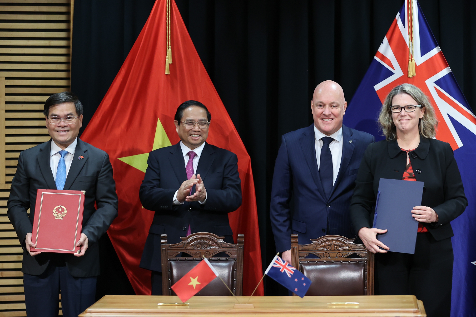 Thứ trưởng Bộ Tài chính Bùi Văn Khắng và Giám đốc điều hành Bộ Ngân khố New Zealand Caralee McLiesh ký kết Bản ghi nhớ hợp tác giữa Bộ Tài chính Việt Nam và Bộ Ngân khố New Zealand - Ảnh: VGP/Nhật Bắc