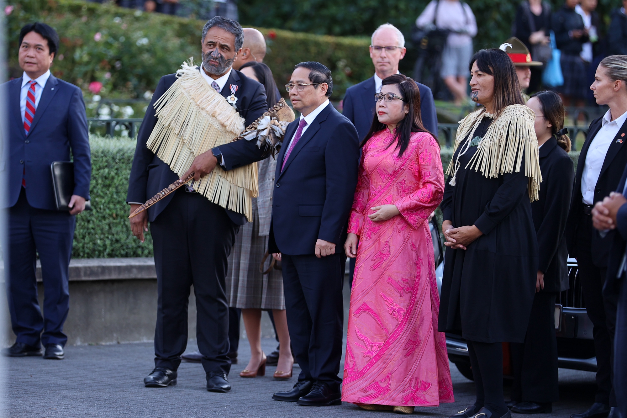 Thủ lĩnh Maori (Kaikorero) và Trưởng Kaikaranga (Trưởng nghi lễ) đón và mời Thủ tướng Chính phủ và Phu nhân vào khu vực tiến hành nghi thức lễ đón - Ảnh: VGP/Nhật Bắc