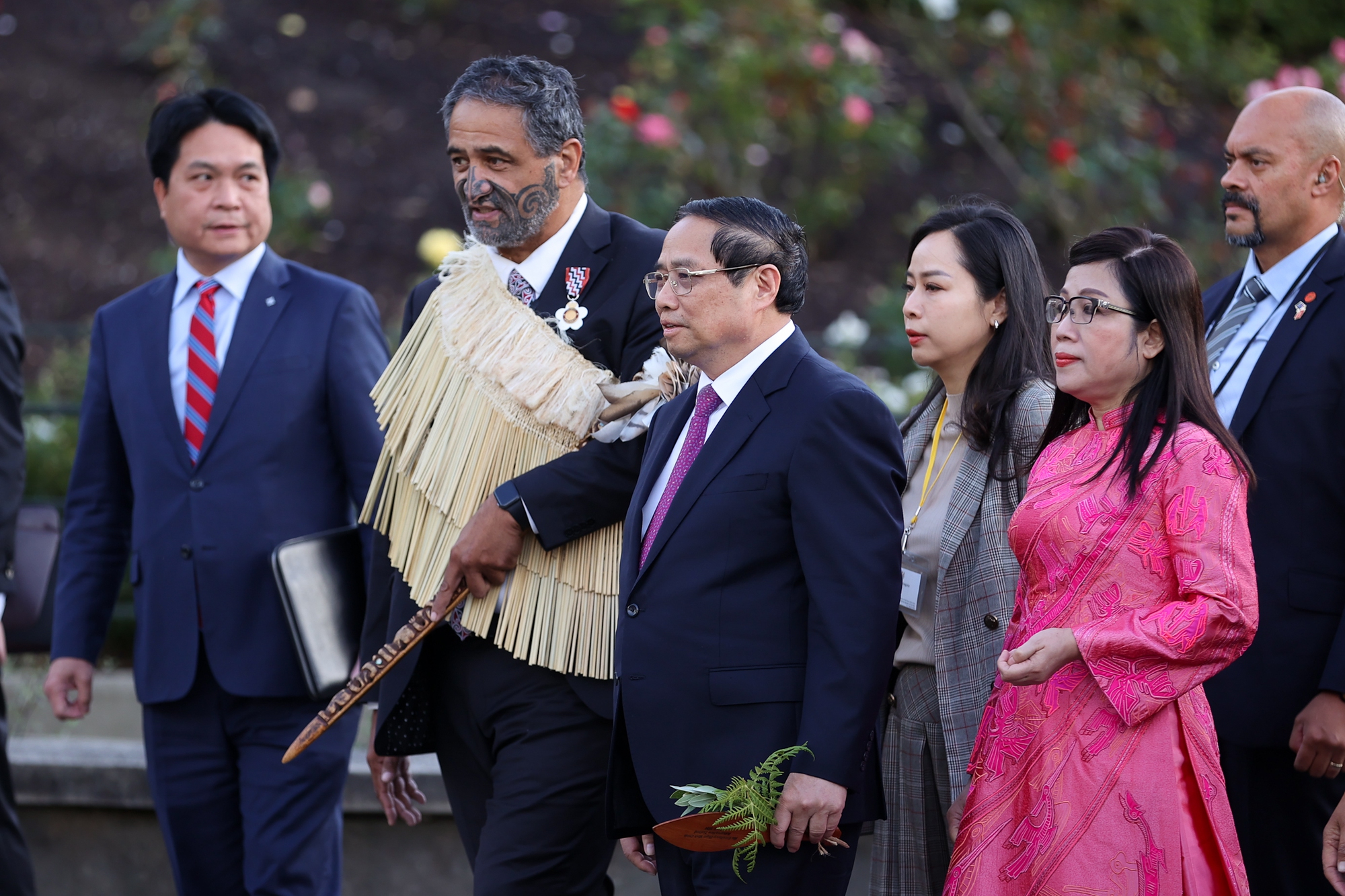 Thủ tướng Chính phủ nhận dao và cầm trong suốt buổi lễ - Ảnh: VGP/Nhật Bắc