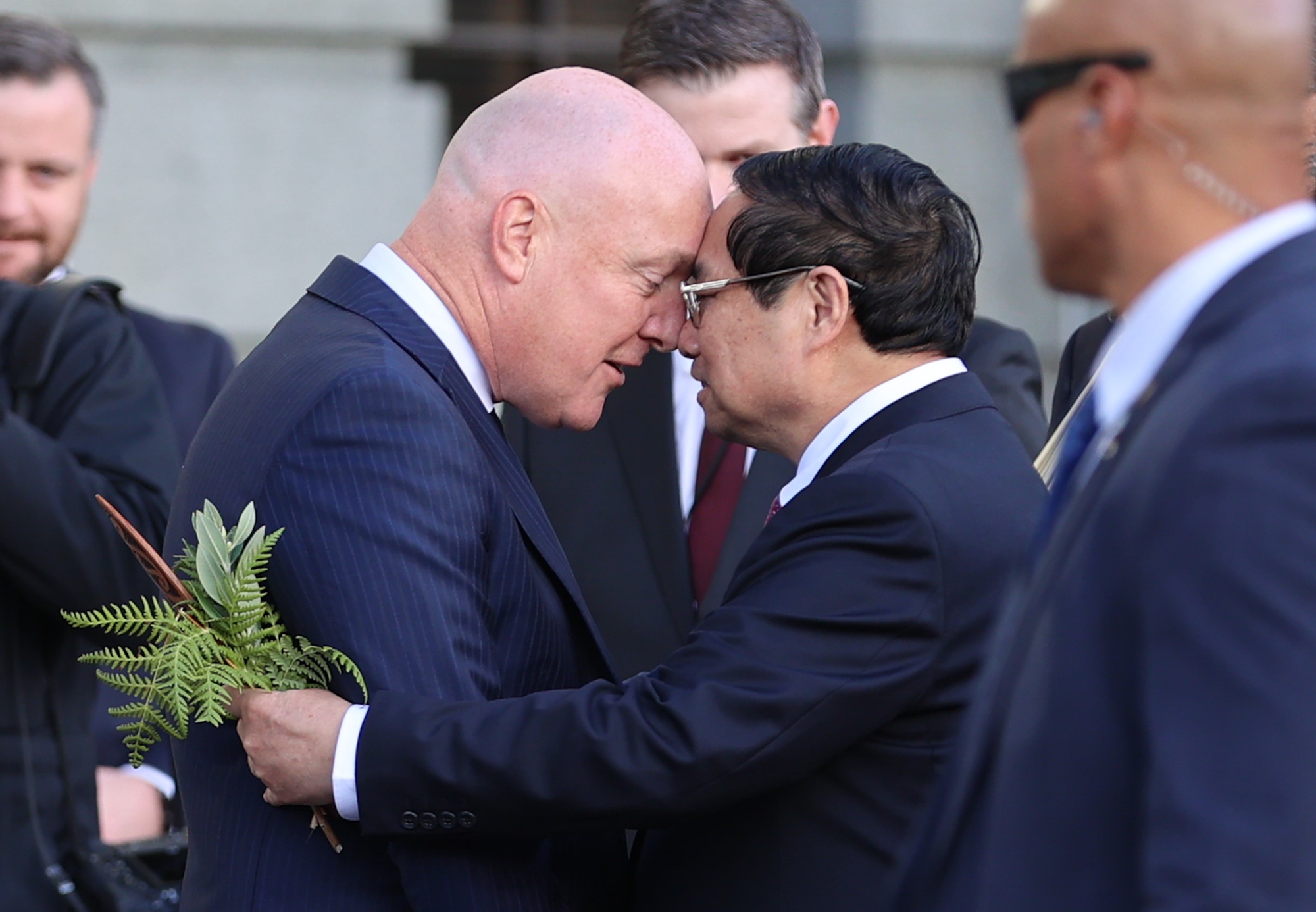 Thủ tướng New Zealand và Thủ tướng Phạm Minh Chính thực hiện lễ Hongi (chạm mũi) trong nghi thức đón - Ảnh: VGP/Nhật Bắc