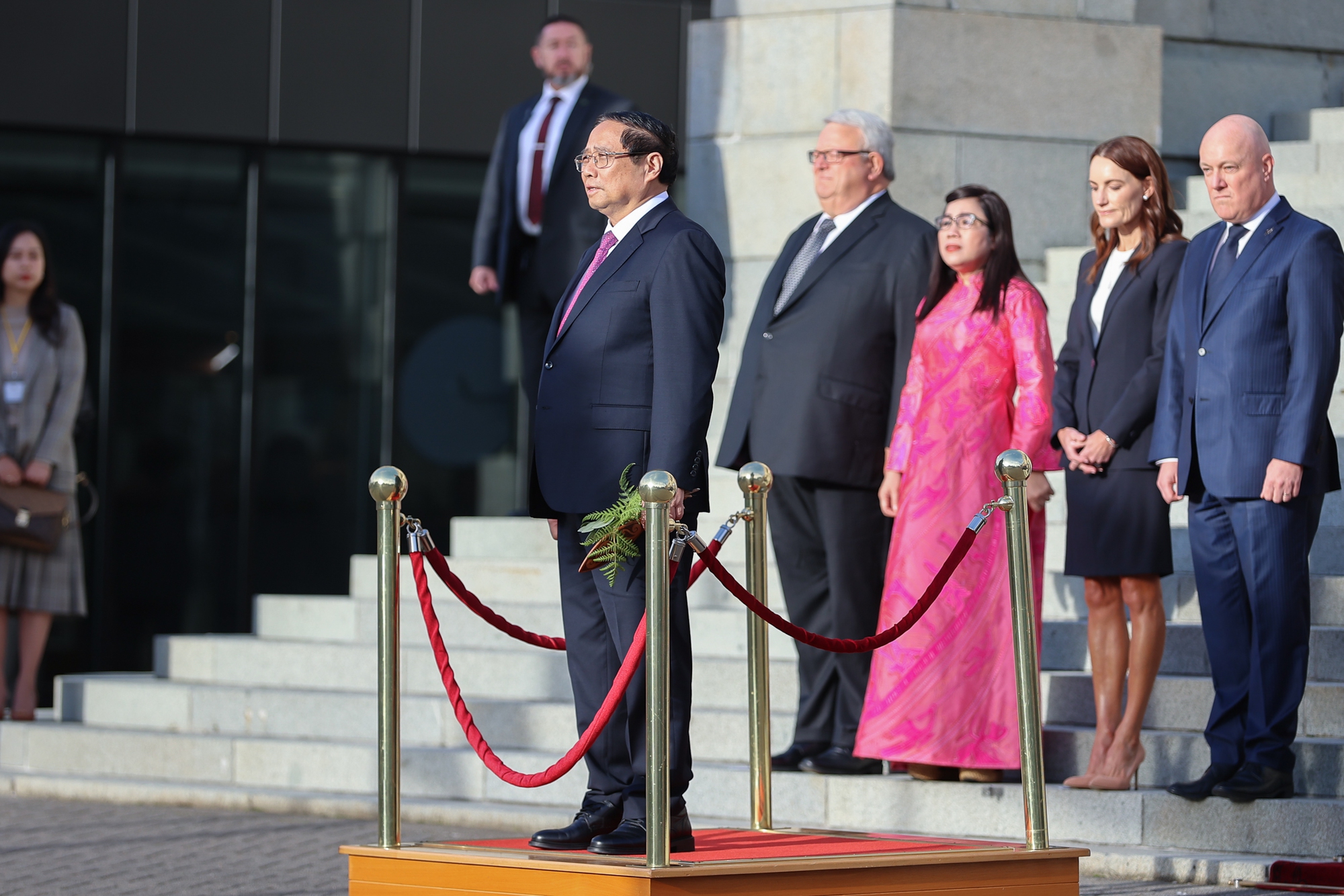 Thủ tướng Chính phủ trên bục danh dự trong nghi thức cử quốc thiều Việt Nam và kéo quốc kỳ Việt Nam - Ảnh: VGP/Nhật Bắc