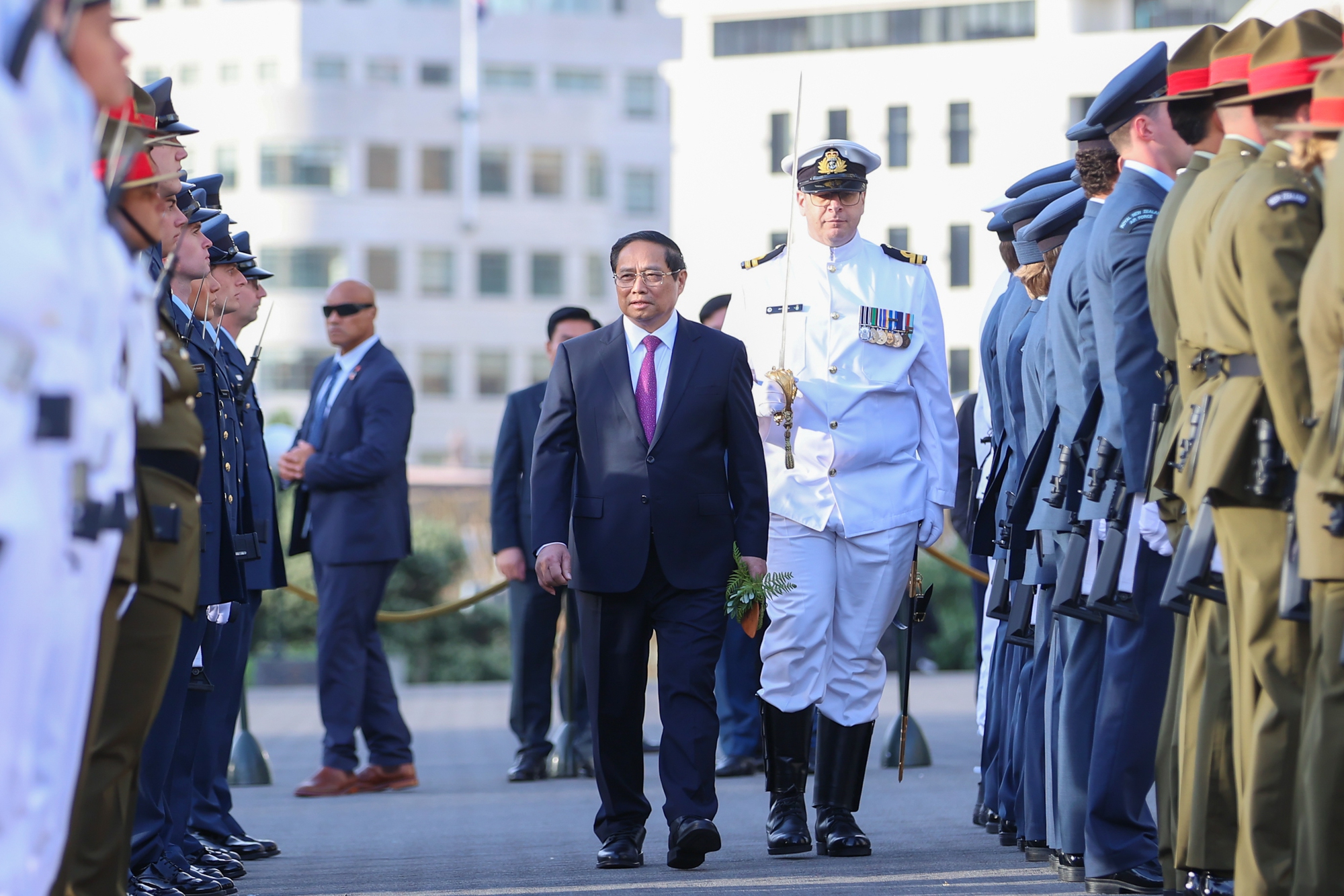 Đội trưởng đội danh dự quân đội New Zealand mời Thủ tướng Chính phủ duyệt đội danh dự - Ảnh: VGP/Nhật Bắc
