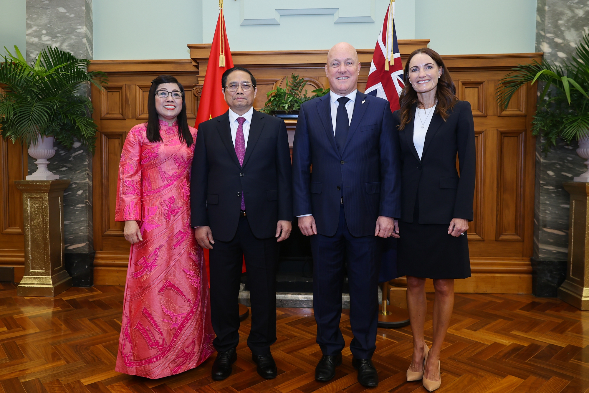 Thủ tướng Christopher Luxon nhiệt liệt chào mừng Thủ tướng Chính phủ Phạm Minh Chính lần đầu tiên thăm chính thức New Zealand, là Khách mời cấp cao nước ngoài đầu tiên của Chính phủ New Zealand kể từ khi Chính phủ mới lên nắm quyền - Ảnh: VGP/Nhật Bắc