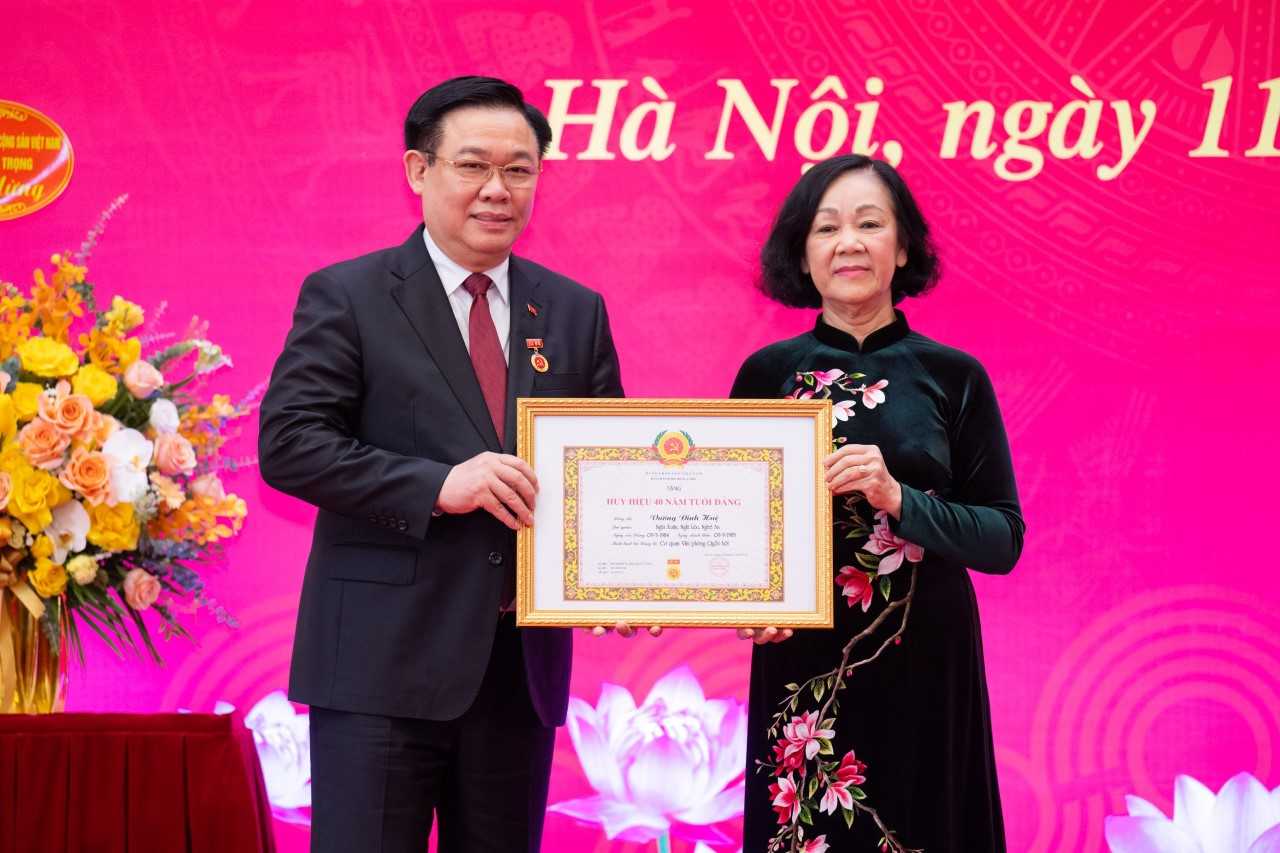 Thường trực Ban Bí thư, Trưởng Ban Tổ chức Trương Thị Mai trân trọng trao Huy hiệu 40 năm tuổi Đảng cho Chủ tịch Quốc hội Vương Đình Huệ - Ảnh: VGP/ĐH