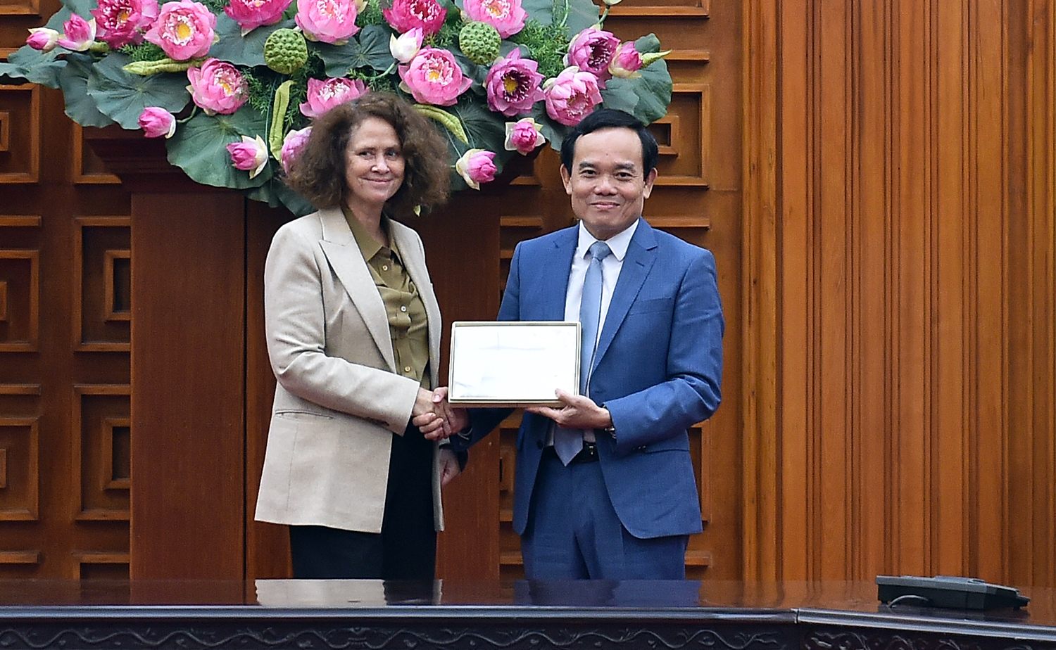 Phó Thủ tướng Trần Lưu Quang và Giám đốc Quốc gia Ngân hàng Thế giới (WB) tại Việt Nam Carolyn Turk - Ảnh: VGP/Hải Minh