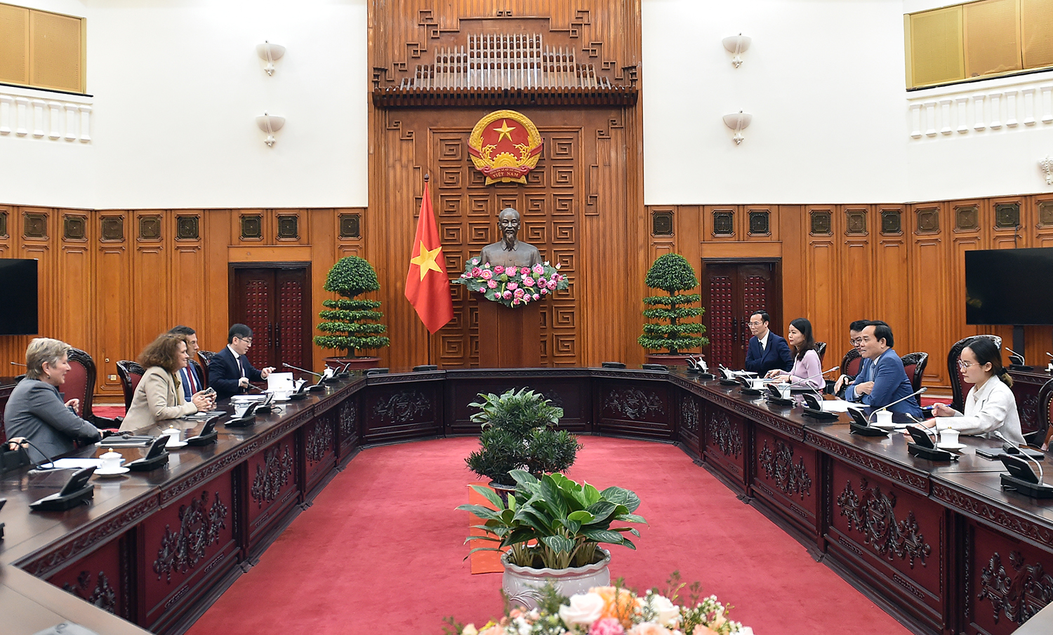 Phó Thủ tướng Trần Lưu Quang đề nghị hai bên tiếp tục phối hợp chặt chẽ để tháo gỡ khó khăn, vướng mắc trong triển khai, hoàn thành các dự án sử dụng vốn vay của WB - Ảnh: VGP/Hải Minh