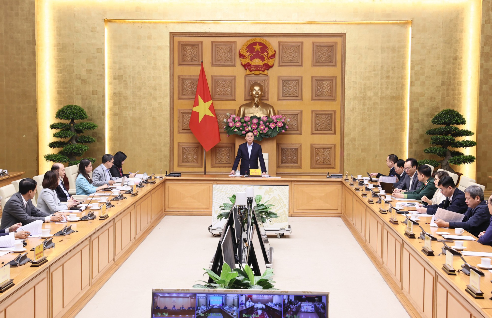 Phó Thủ tướng Trần Hồng Hà cho rằng, cần hình thành hệ thống đánh giá chất lượng nhân lực y tế trên cả nước, tạo thuận lợi cho cán bộ y tế không phải đi xa, tập trung ở các thành phố lớn - Ảnh: VGP/MK