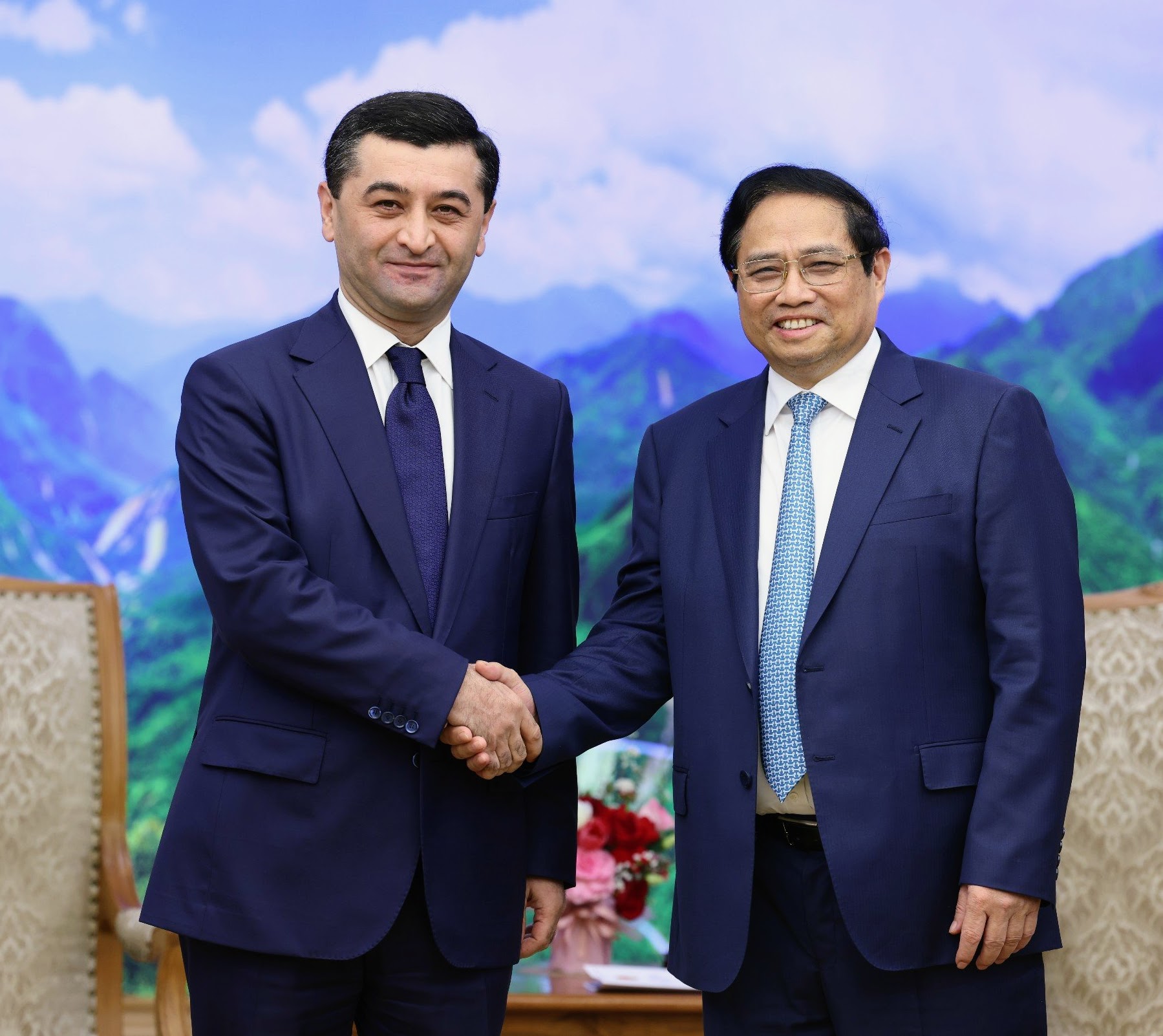 Thủ tướng Phạm Minh Chính và Bộ trưởng Ngoại giao Uzbekistan Bakhtiyor Saidov - Ảnh: VGP/Nhật Bắc