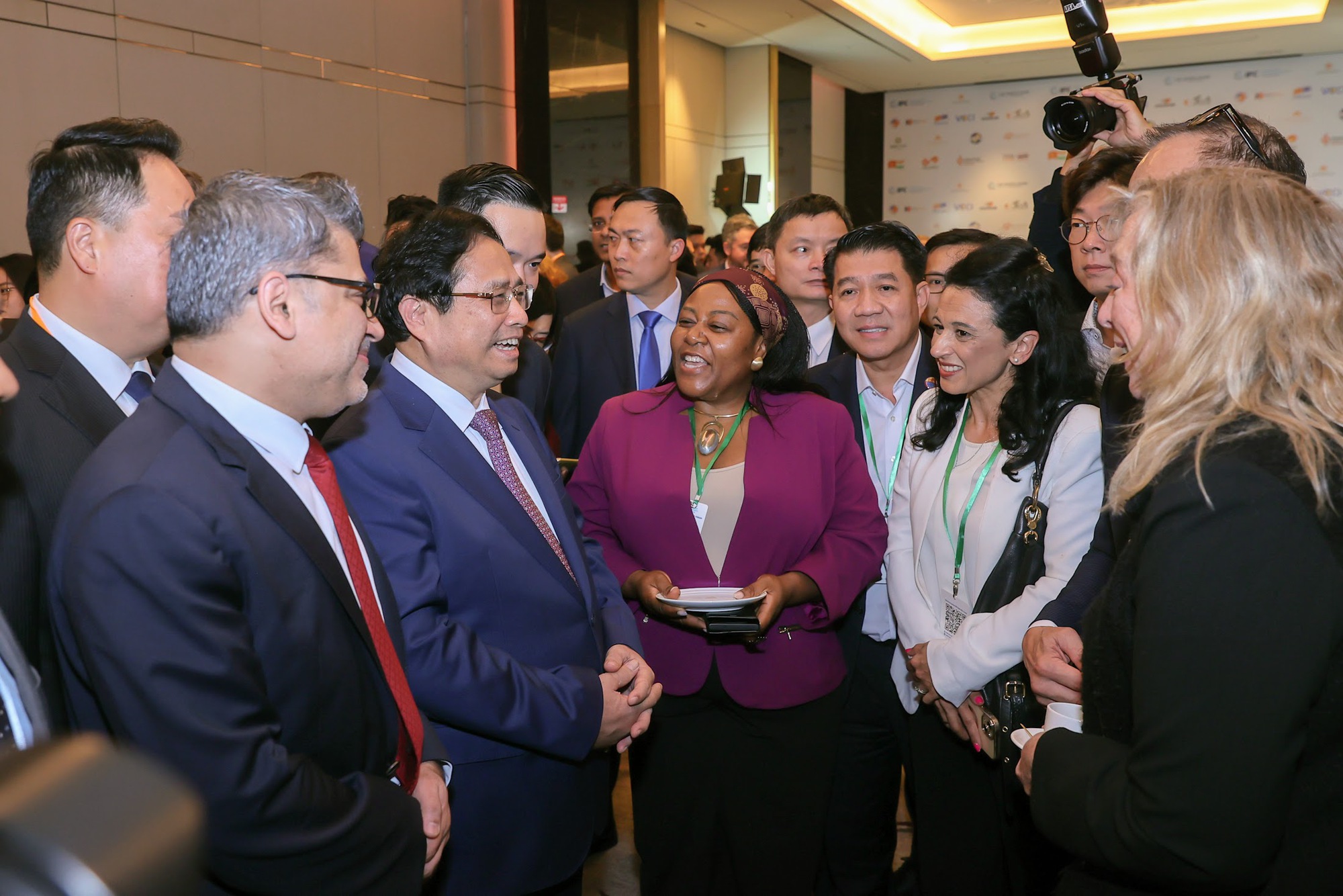 Thủ tướng Chính phủ Phạm Minh Chính trao đổi cùng đại diện các doanh nghiệp FDI - Ảnh: VGP/Nhật Bắc