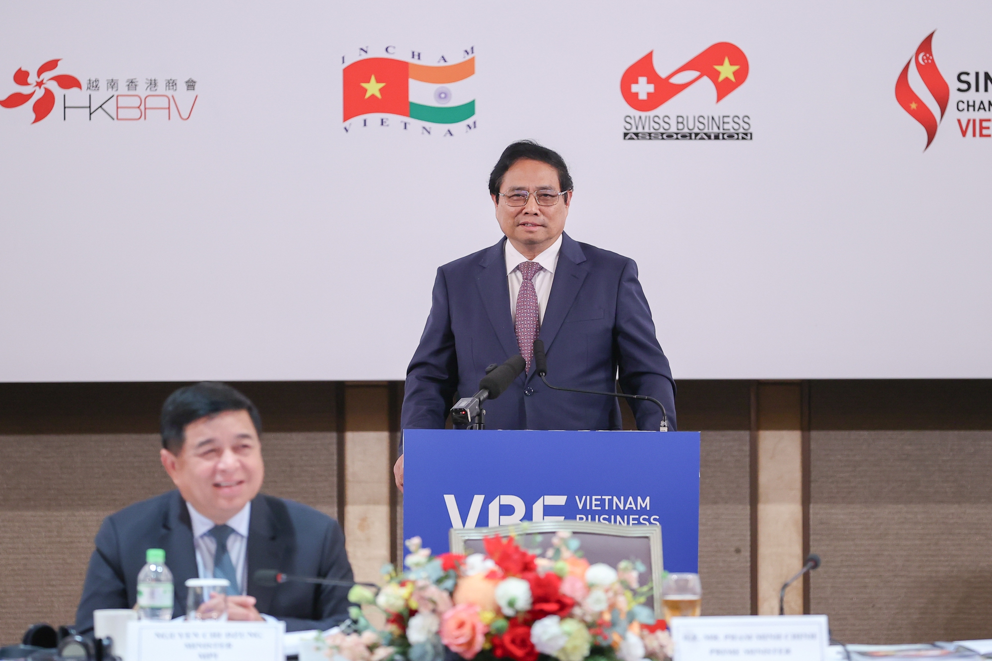 Thủ tướng đề nghị và mong muốn các doanh nghiệp FDI tiếp tục đồng hành, hỗ trợ Việt Nam về 5 yếu tố: Nguồn vốn, thể chế, công nghệ, quản trị, đào tạo nhân lực - Ảnh: VGP/Nhật Bắc
