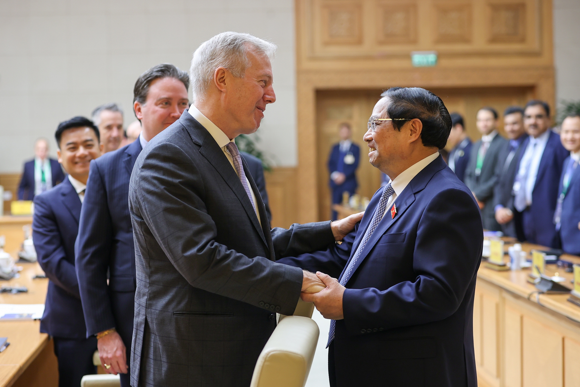 Thủ tướng hỏi thăm và trò chuyện thân mật với Chủ tịch kiêm Tổng Giám đốc, Hội đồng Kinh doanh Hoa Kỳ-ASEAN Ted Osius, nguyên Đại sứ Hoa Kỳ tại Việt Nam - Ảnh: VGP/Nhật Bắc
