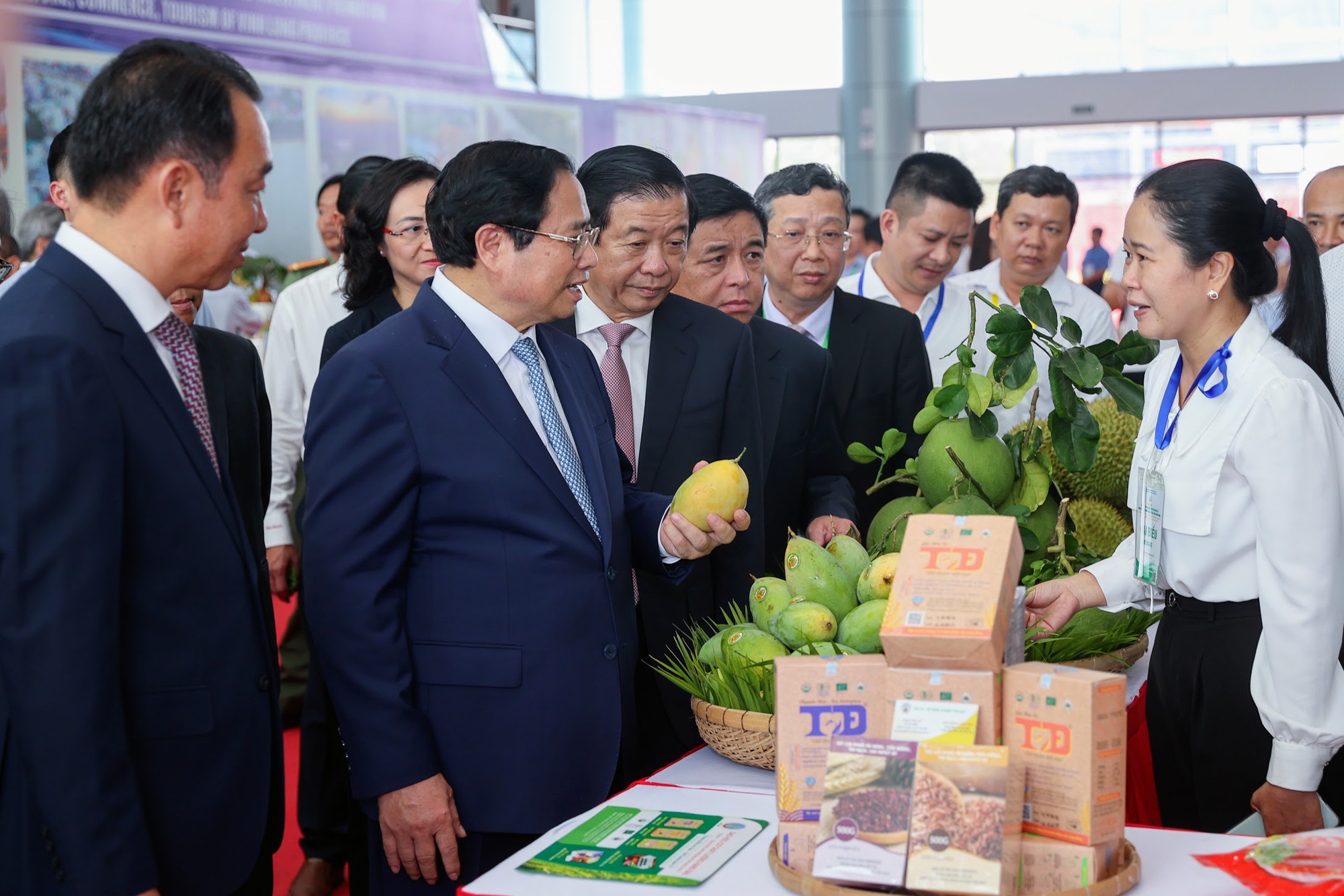 Thủ tướng thăm khu trưng bày các sản phẩm OCOP của địa phương - Ảnh: VGP/Nhật Bắc