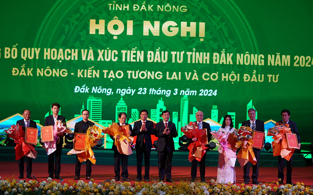 Lãnh đạo tỉnh Đắk Nông trao chứng nhận đầu tư và trao bản ghi nhớ đầu tư 4 dự án cho các nhà đầu tư - Ảnh: VGP/Hải Minh