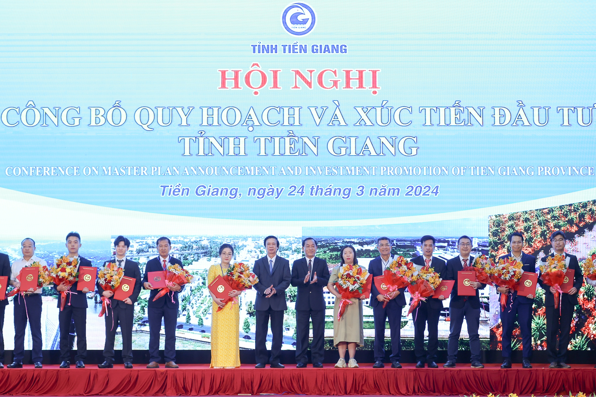 Lãnh đạo tỉnh Tiền Giang Trao giấy chứng nhận đầu tư cho 14 dự án - Ảnh: VGP/Nhật Bắc