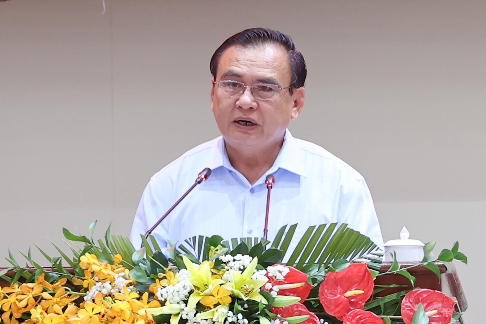 Chủ tịch HĐND tỉnh Tiền Giang Võ Văn Bình báo cáo về tình hình thực hiện nhiệm vụ chính trị 3 năm 2021-2023 và một số nhiệm vụ trọng tâm đến năm 2025 - Ảnh: VGP/Nhật Bắc