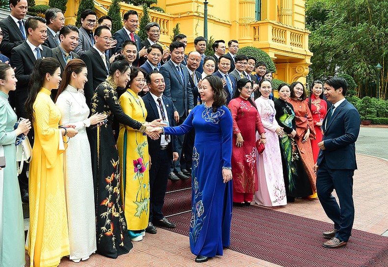 Quyền Chủ tịch nước Võ Thị Ánh Xuân gặp gỡ các đại biểu doanh nhân trẻ Việt Nam.