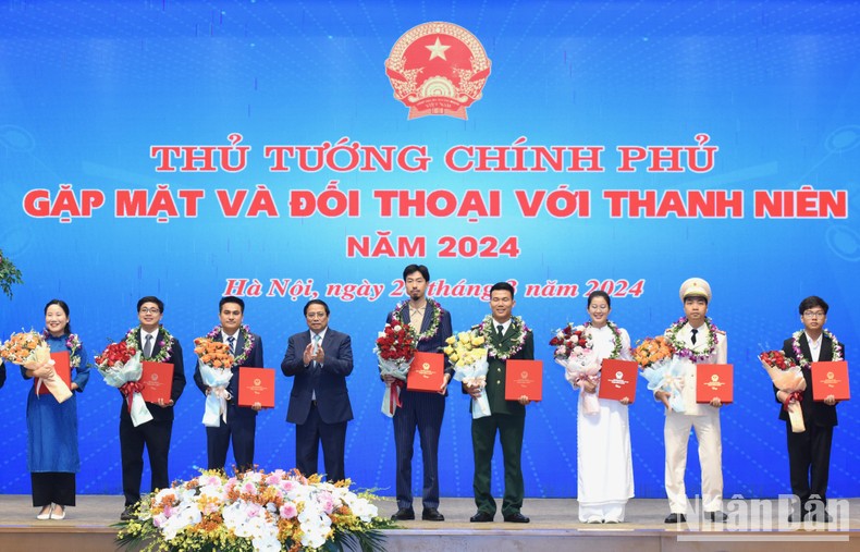 Thủ tướng Phạm Minh Chính trao tặng hoa, quà cho các gương mặt thanh niên tiêu biểu.