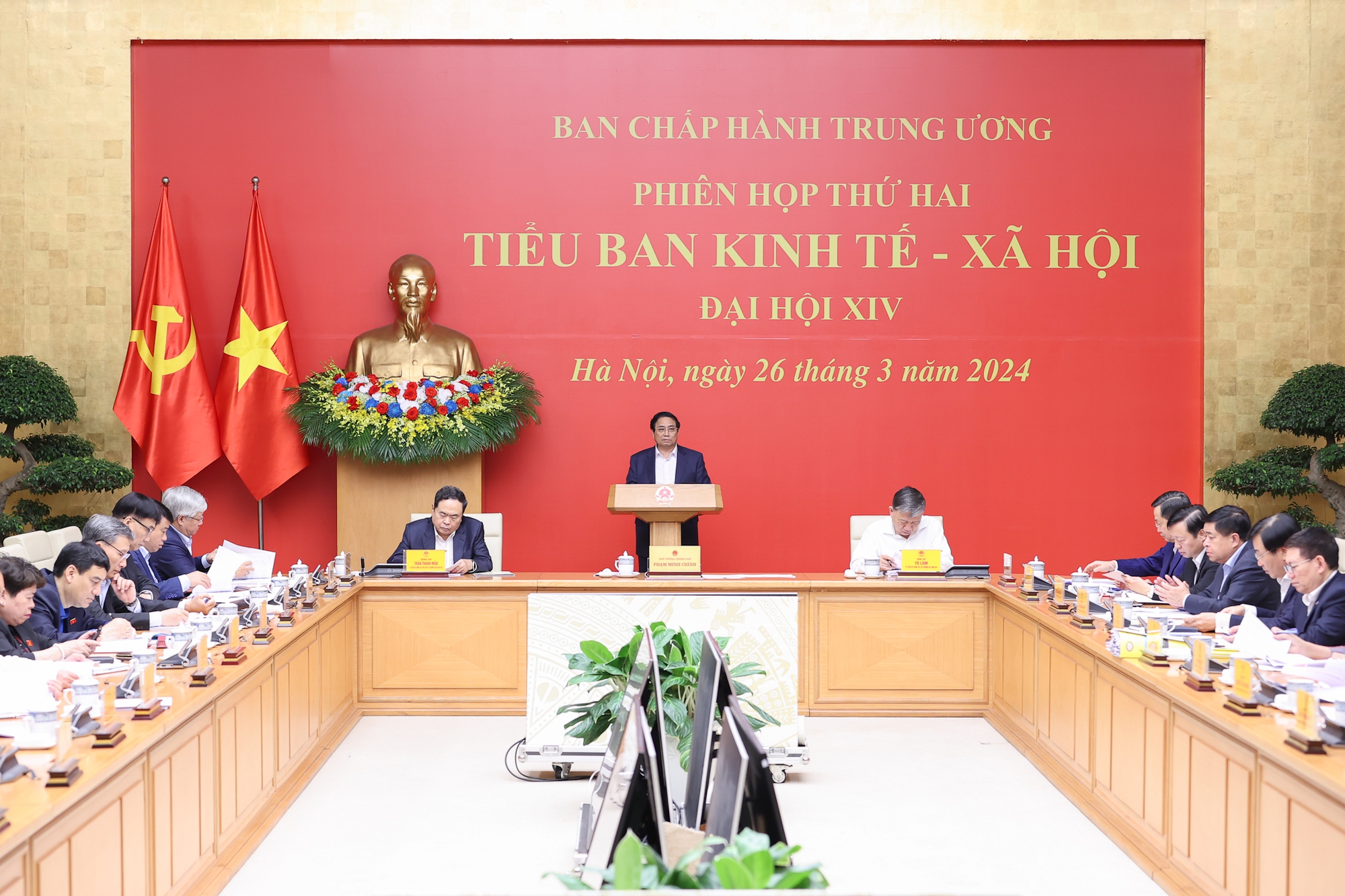 Thủ tướng Phạm Minh Chính chủ trì phiên họp Tiểu ban Kinh tế - xã hội Đại hội XIV của Đảng - Ảnh: VGP/Nhật Bắc