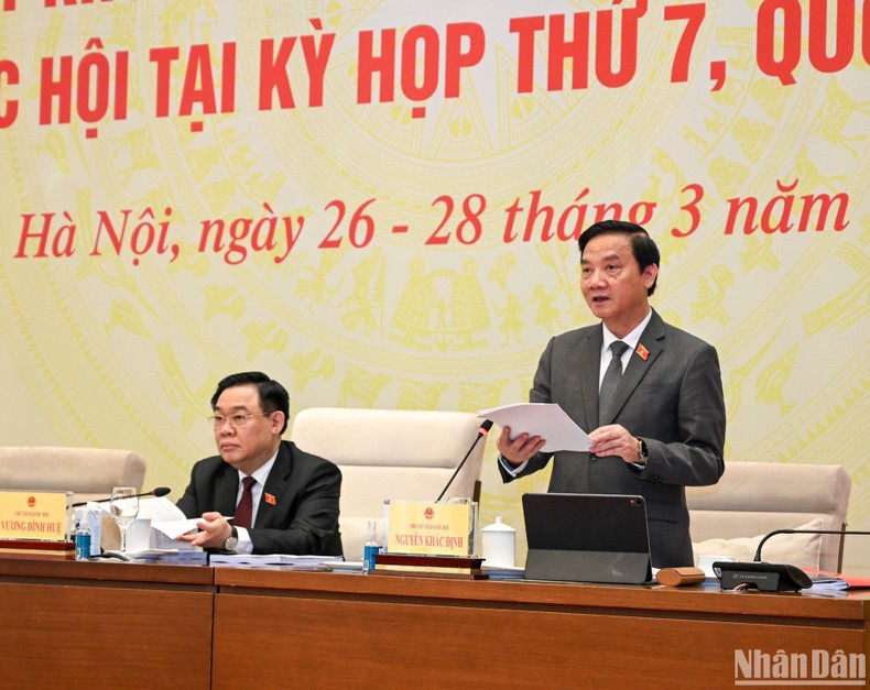 Phó Chủ tịch Quốc hội Nguyễn Khắc Định điều hành nội dung thảo luận về dự án Luật Trật tự, an toàn giao thông đường bộ sáng 27/3. (Ảnh: DUY LINH)