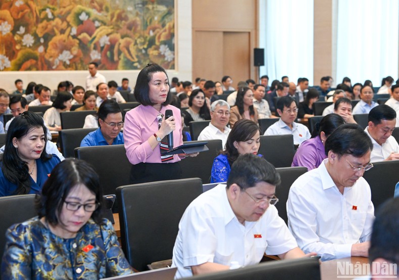 Đại biểu Nguyễn Minh Tâm (đoàn Quảng Bình) bày tỏ tán thành với tán thành với quy định cấm hành vi điều khiển phương tiện tham gia giao thông mà trong máu hoặc hơi thở có nồng độ cồn. (Ảnh: DUY LINH)