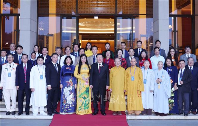 Chủ tịch Quốc hội Vương Đình Huệ với các đại biểu