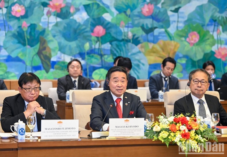 Ngài Masayuki Hyodo, Phó Chủ tịch Hội đồng thành viên Keidanren, Chủ tịch kiêm Tổng Giám đốc điều hành Tập đoàn Sumitomo, Chủ tịch Ủy ban Kinh tế Nhật-Việt phát biểu tại buổi tiếp. (Ảnh: DUY LINH)