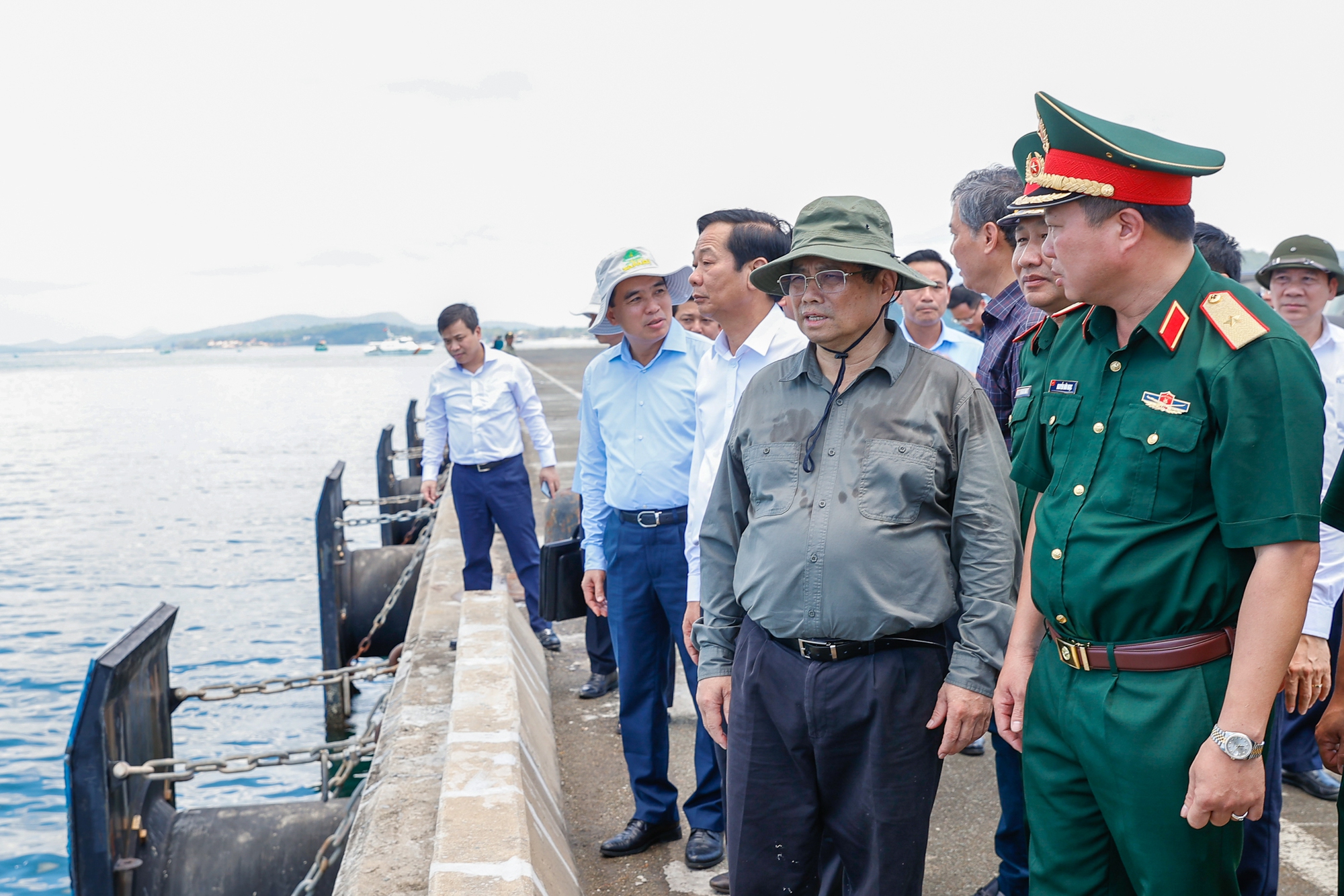 Thủ tướng khảo sát dự án đầu tư xây dựng Cảng hành khách Quốc tế Phú Quốc (cảng biển) - Ảnh: VGP/Nhật Bắc
