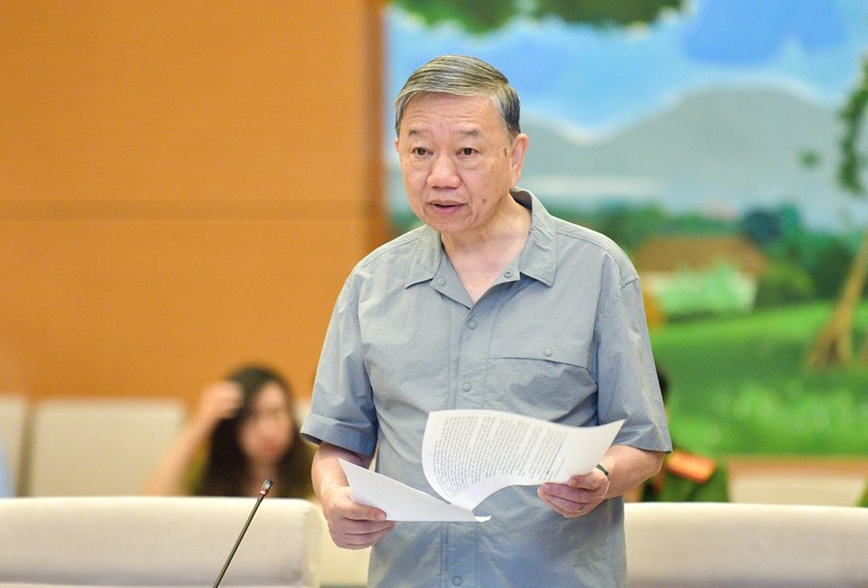 Bộ trưởng Công an Tô Lâm trình bày tờ trình tại phiên họp.