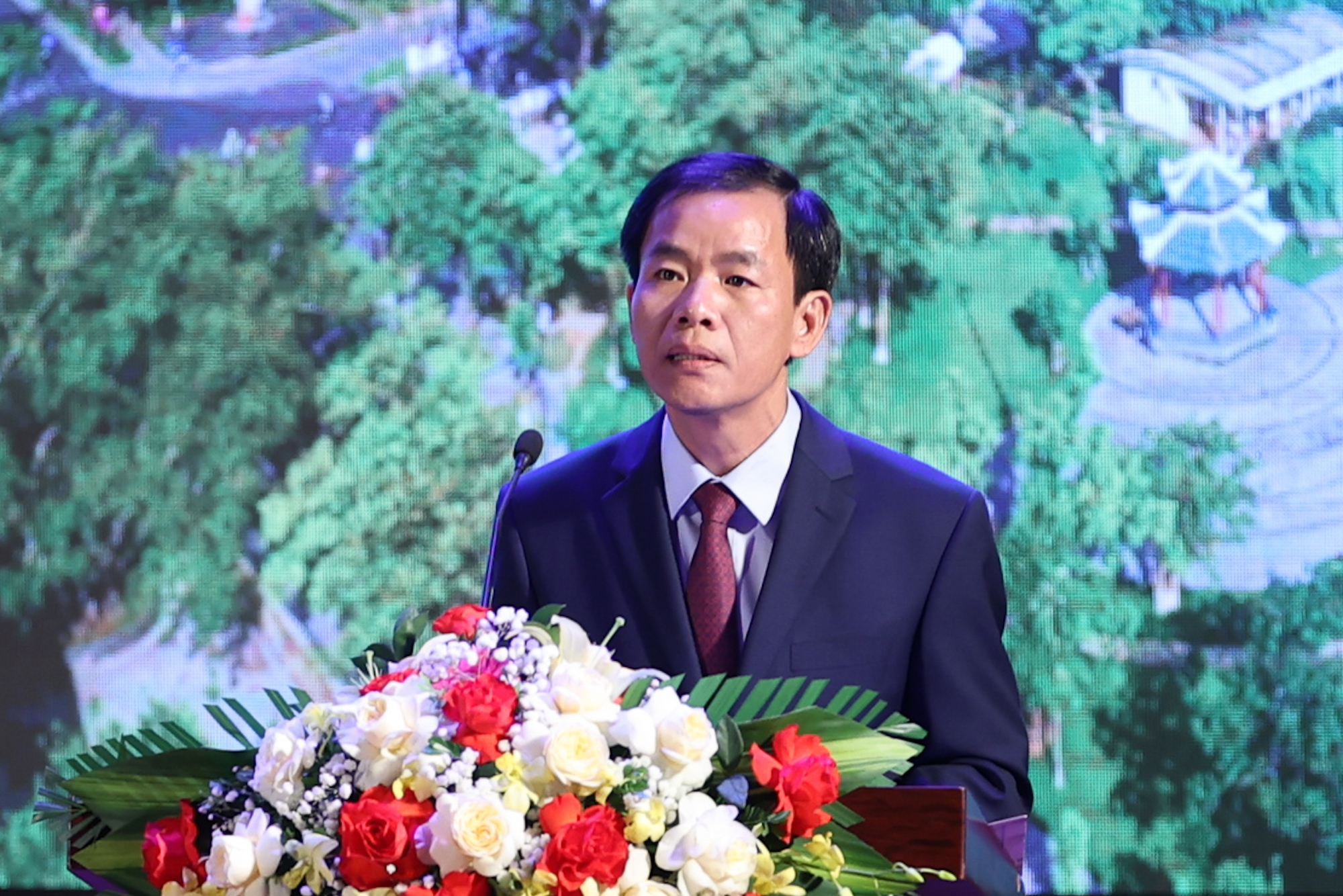 Chủ tịch UBND tỉnh Thừa Thiên Huế Nguyễn Văn Phương báo cáo tại hội nghị - Ảnh: VGP/Nhật Bắc