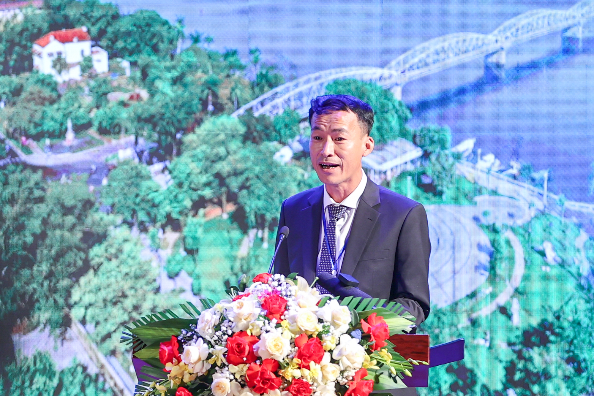 Phó Chủ tịch HĐQT Công ty cổ phần Kim Long Motors Huế Võ Phi Hải, đại diện cho các nhà đầu tư phát biểu tại hội nghị - Ảnh: VGP/Nhật Bắc