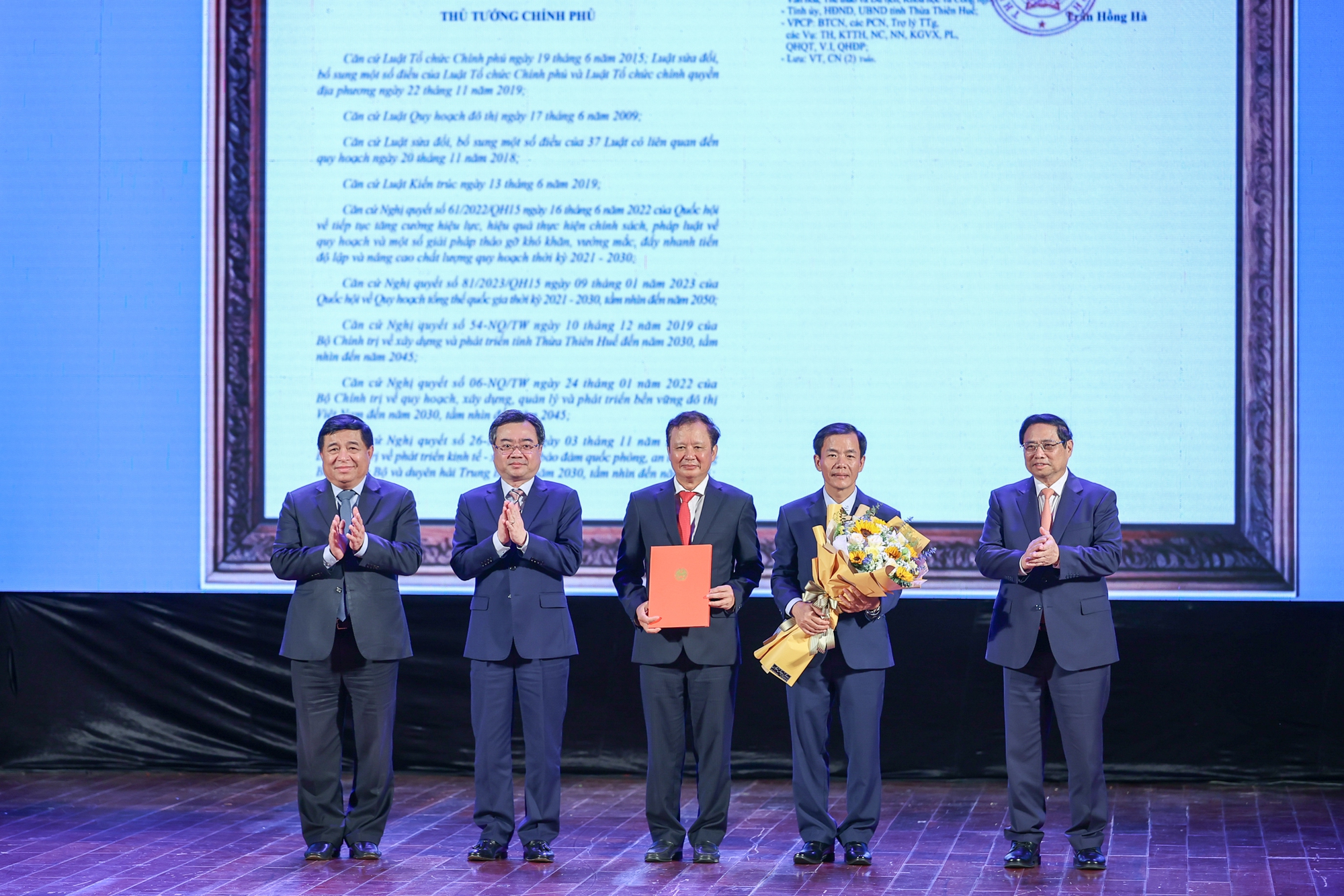 Thủ tướng Chính phủ trao Quyết định phê duyệt Quy hoạch chung đô thị tỉnh Thừa Thiên Huế đến năm 2045, tầm nhìn đến năm 2065 cho lãnh đạo tỉnh Thừa Thiên Huế - Ảnh: VGP/Nhật Bắc