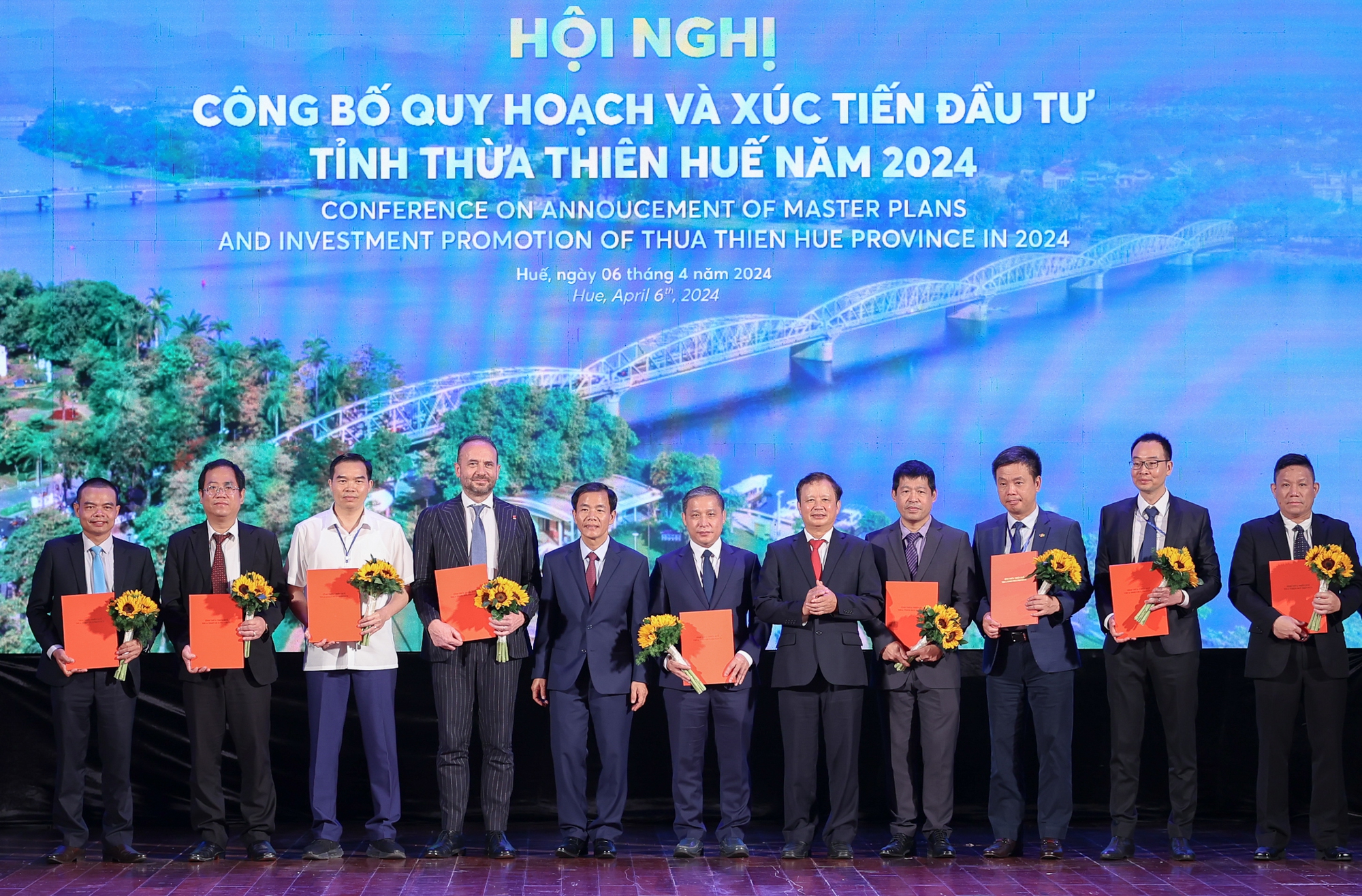 Bí thư Tỉnh ủy và Chủ tịch UBND tỉnh Thừa Thiên Huế trao giấy chứng nhận đăng ký đầu tư, quyết định chấp thuận chủ trương đầu tư, văn bản nghiên cứu cho các dự án - Ảnh: VGP/Nhật Bắc