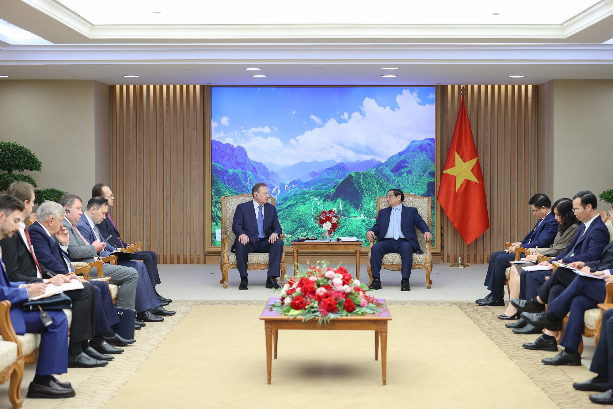 Người đứng đầu Chính phủ Việt Nam mong muốn phía Nga hỗ trợ, phối hợp xử lý những vấn đề còn tồn đọng, nâng cao hơn nữa hiệu quả hợp tác dầu khí giữa hai nước - Ảnh: VGP/Nhật Bắc