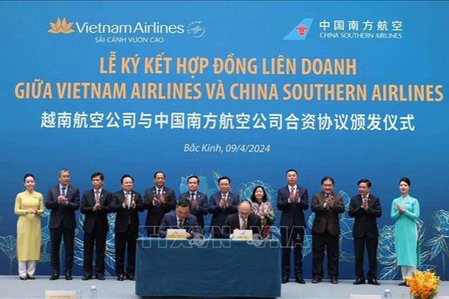 Chủ tịch Quốc hội Vương Đình Huệ chứng kiến lễ ký các văn kiện hợp tác giữa doanh nghiệp Việt Nam và Trung Quốc trong lĩnh vực hàng không và du lịch (Ảnh: TTXVN)