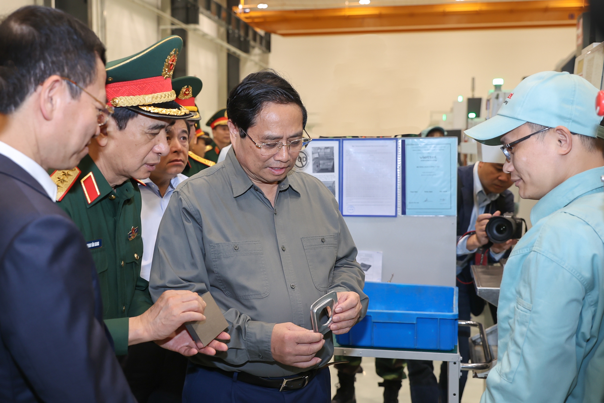 Thủ tướng tham quan xưởng sản xuất sản phẩm cơ khí chất lượng cao của Viettel - Ảnh: VGP/Nhật Bắc