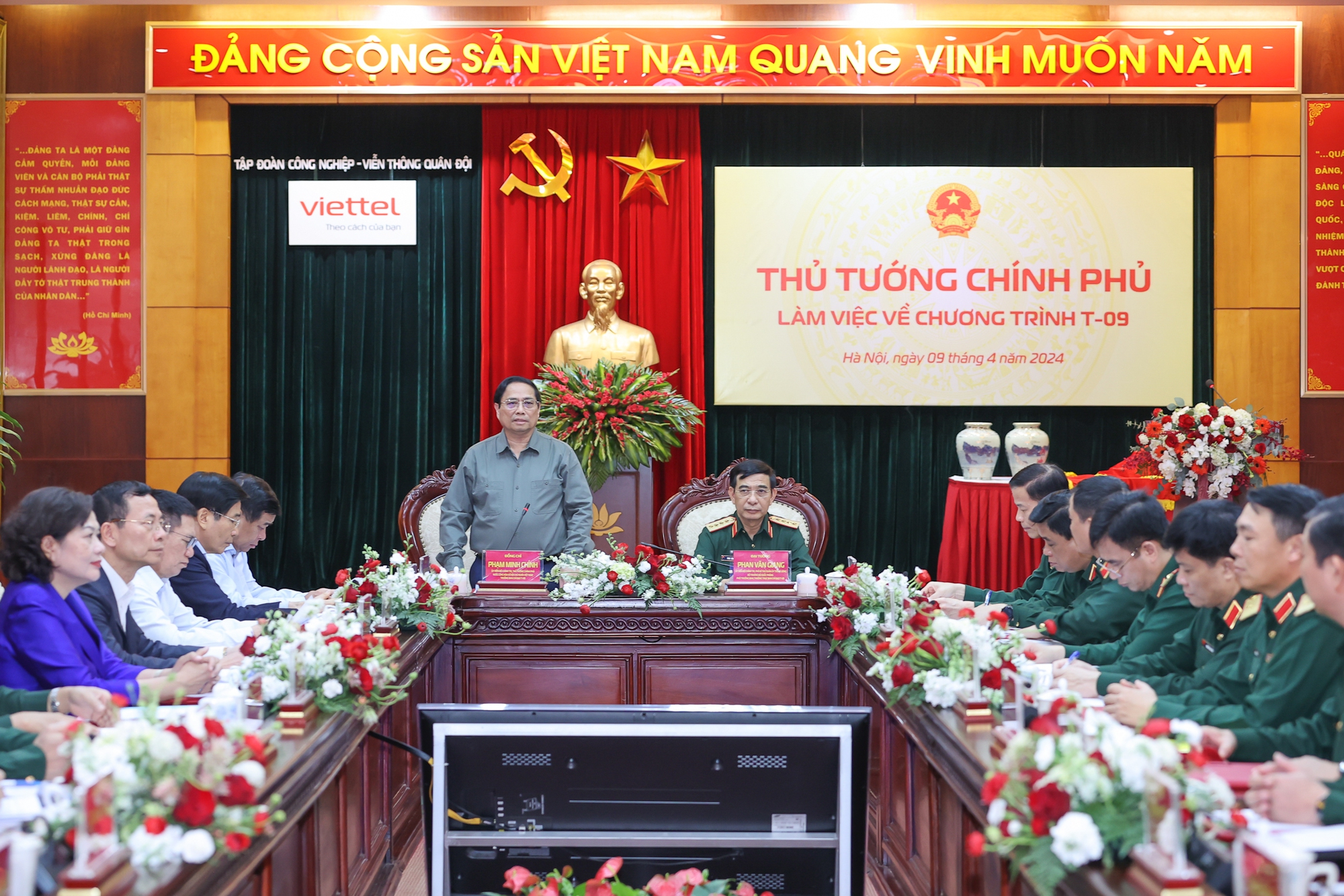 Thủ tướng Phạm Minh Chính đánh giá cao những bước phát triển đột phá của Viettel thời gian qua - Ảnh: VGP/Nhật Bắc