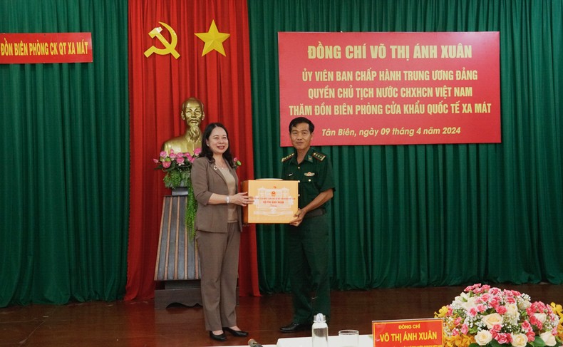 Quyền Chủ tịch nước Võ Thị Ánh Xuân thăm Đồn Biên phòng Cửa khẩu quốc tế Xa Mát. (Ảnh: Tố Tuấn)