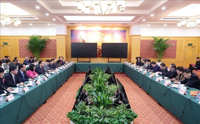 Cuộc tọa đàm giữa Chủ tịch Quốc hội Vương Đình Huệ và đoàn Việt Nam với lãnh đạo Khu thí điểm mậu dịch tự do Thượng Hải. Ảnh: Nhan Sáng/TTXVN
