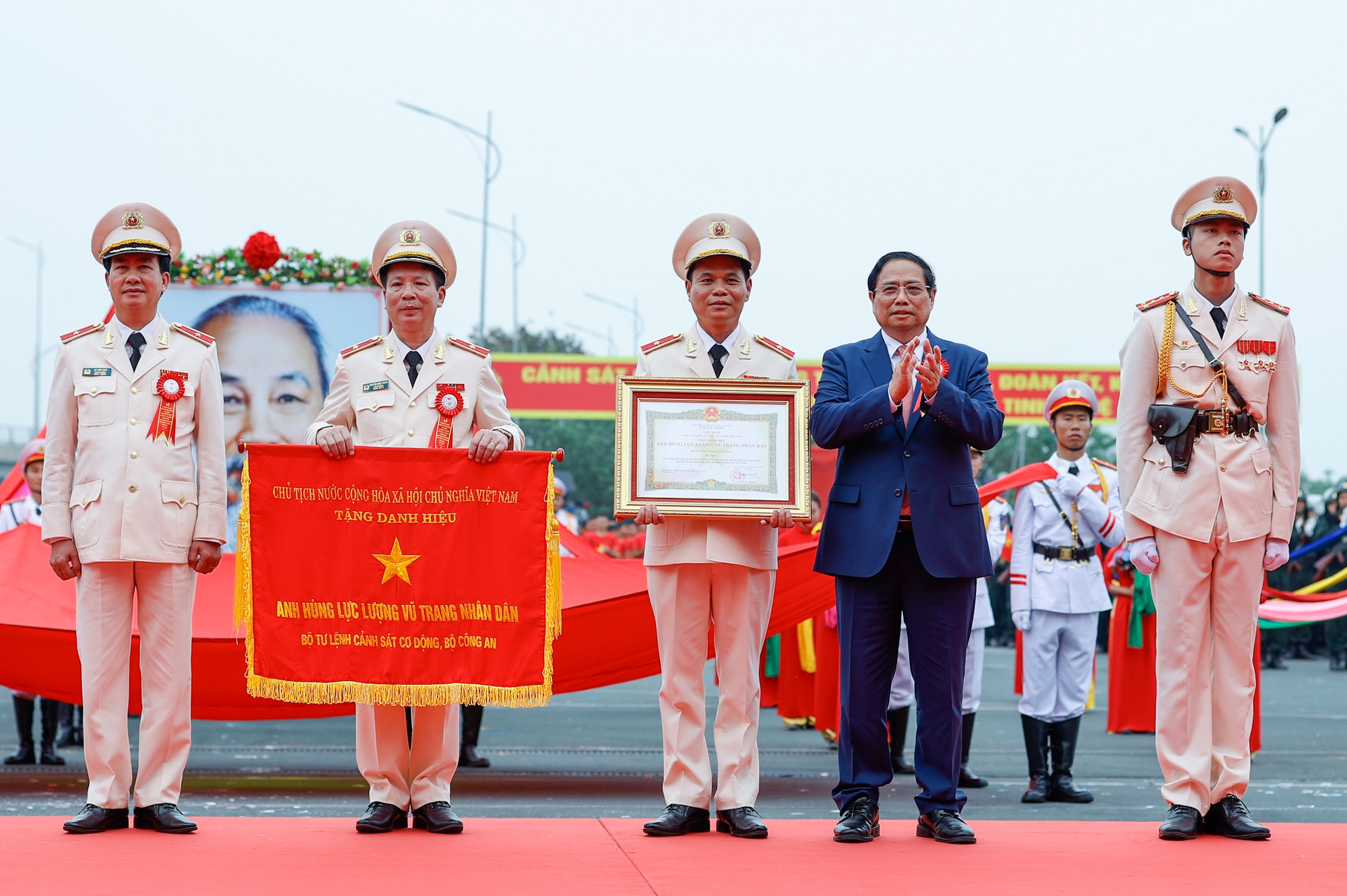 Thủ tướng Phạm Minh Chính trao Danh hiệu Anh hùng Lực lượng vũ trang nhân dân cho lực lượng Cảnh sát cơ động - Ảnh: VGP/Nhật Bắc