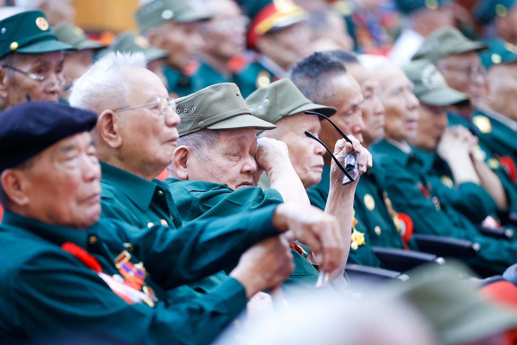 Những giọt nước mắt rưng rưng của các chiến sĩ Điện Biên, thanh niên xung phong, dân công hỏa tuyến trực tiếp tham gia Chiến dịch Điện Biên Phủ - Ảnh: VGP/Nhật Bắc