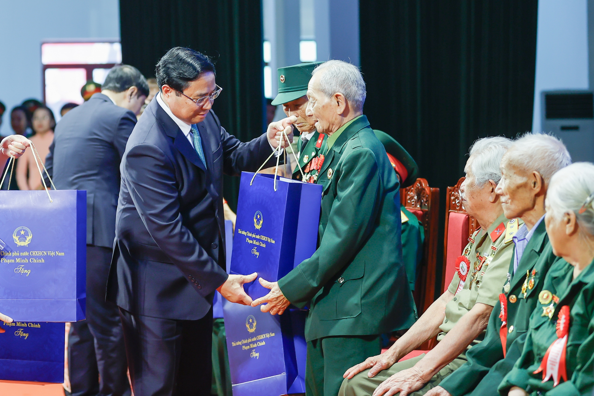 Thủ tướng Phạm Minh Chính trao quà tặng 139 đại biểu là chiến sĩ Điện Biên, thanh niên xung phong, dân công hỏa tuyến trực tiếp tham gia Chiến dịch Điện Biên Phủ có mặt tại sự kiện - Ảnh: VGP/Nhật Bắc