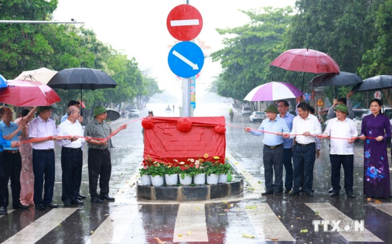 Thủ tướng Phạm Minh Chính dự lễ gắn biển đường mang tên Phạm Văn Đồng tại thành phố Điện Biên Phủ. (Ảnh: TTXVN)