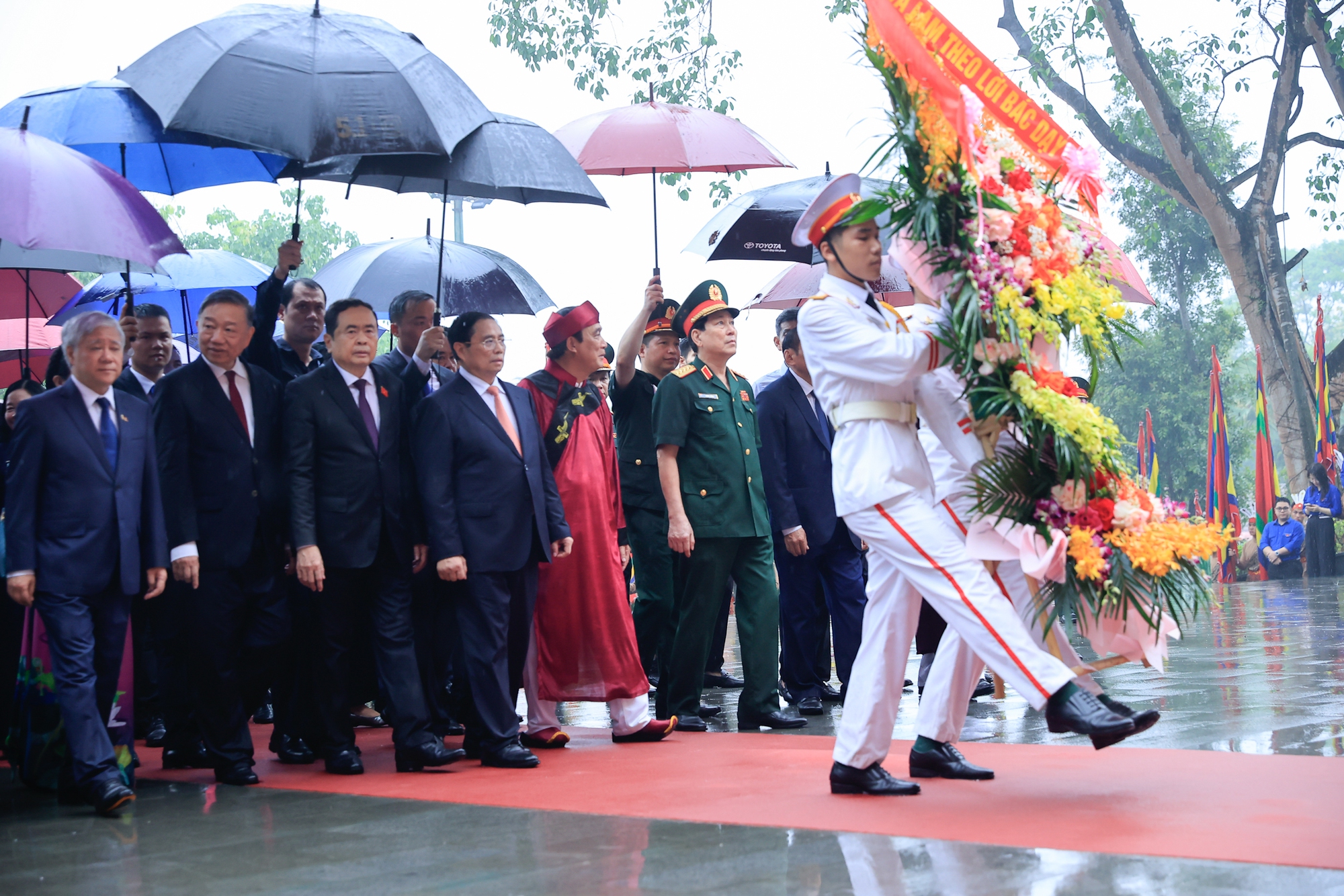 Thủ tướng Phạm Minh Chính dâng hoa tại Bức phù điêu Bác Hồ nói chuyện với cán bộ, chiến sĩ Đại đoàn quân Tiên Phong tại Ngã năm Đền Giếng - Ảnh: VGP/Nhật Bắc