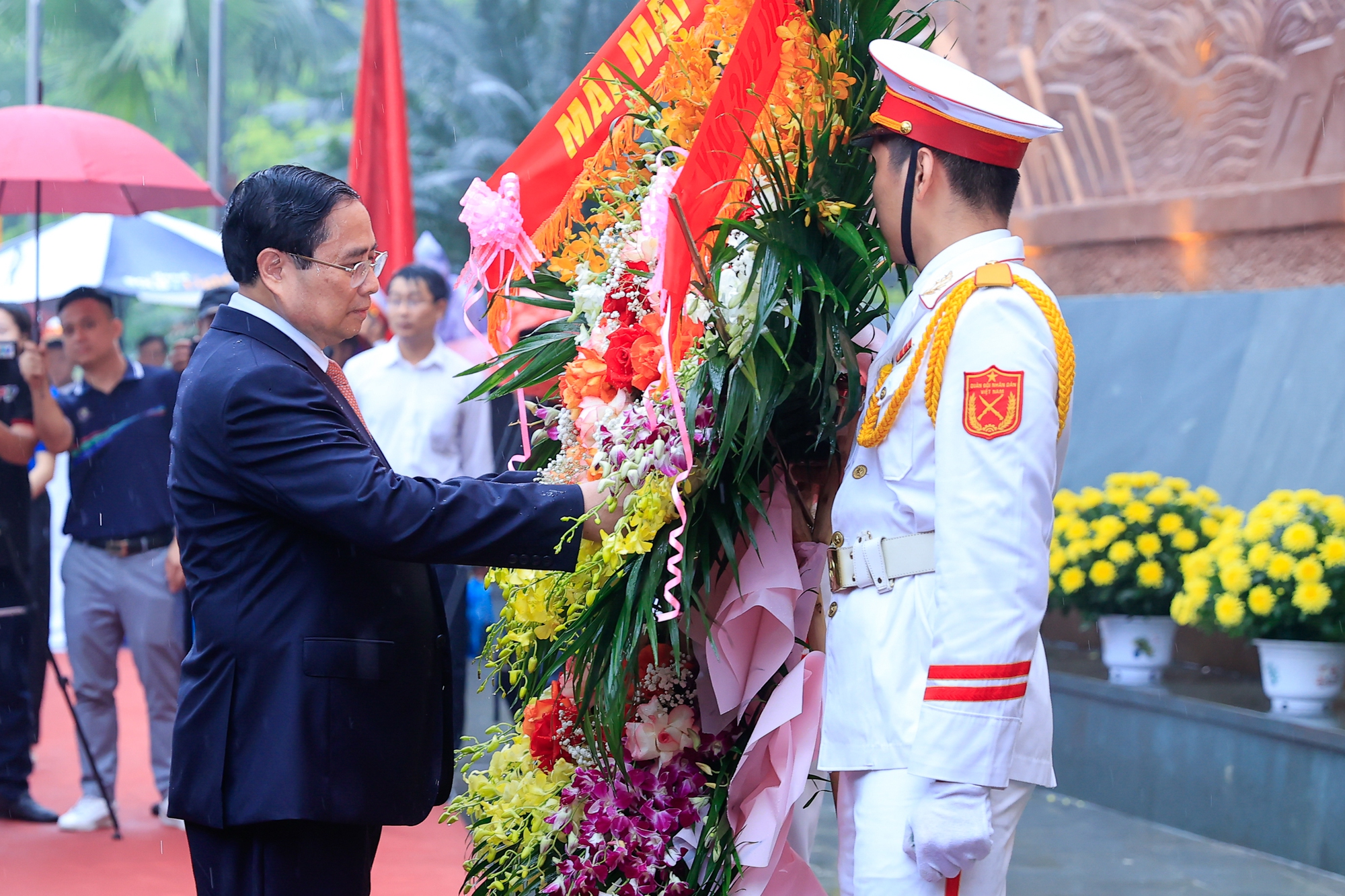 Thủ tướng Phạm Minh Chính dâng hoa tại Bức phù điêu Bác Hồ nói chuyện với cán bộ, chiến sĩ Đại đoàn quân Tiên Phong tại Ngã năm Đền Giếng - Ảnh: VGP/Nhật Bắc