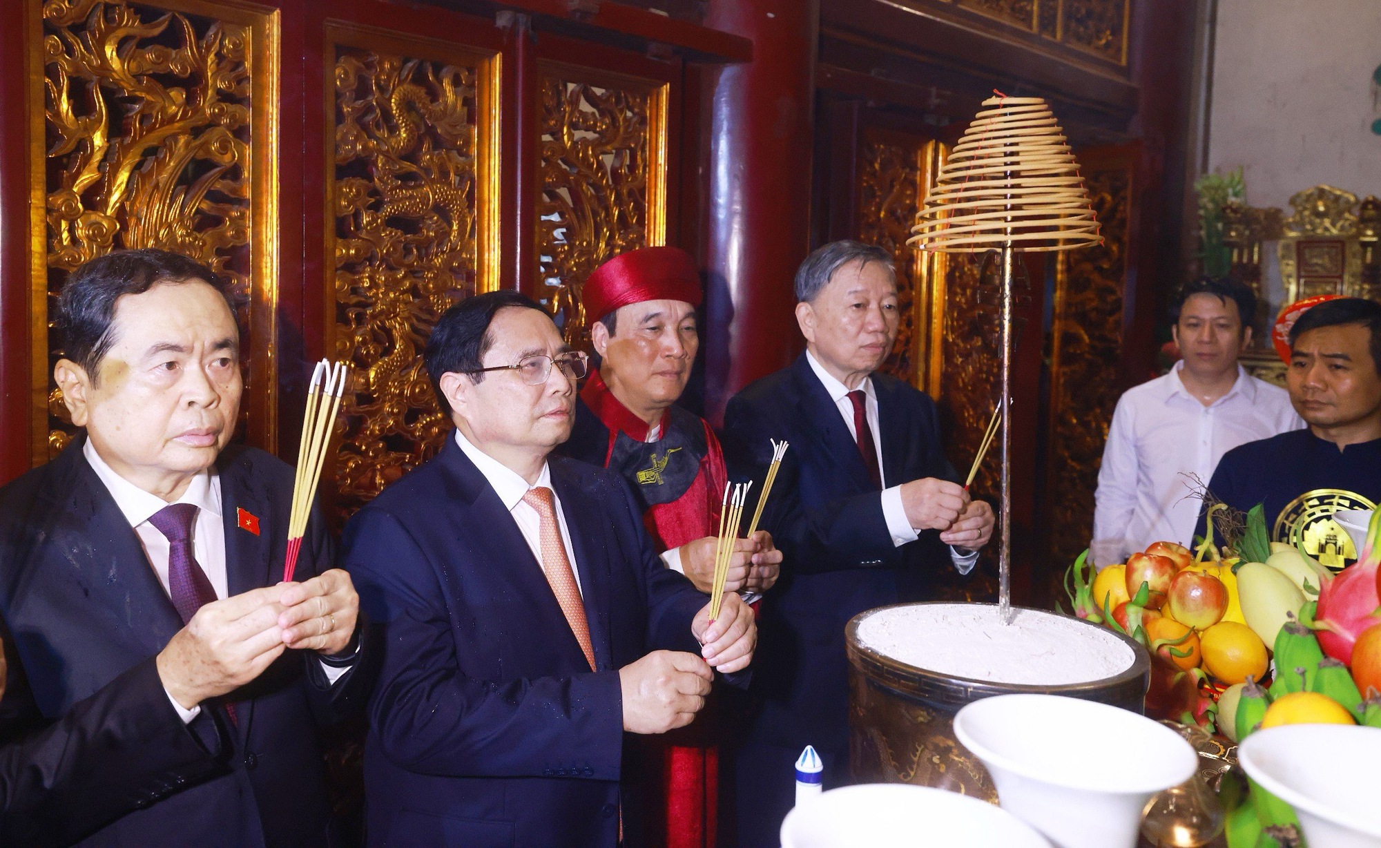 Thủ tướng Phạm Minh Chính và các đồng chí lãnh đạo Đảng, Nhà nước dâng hương trước bàn thờ các Vua Hùng